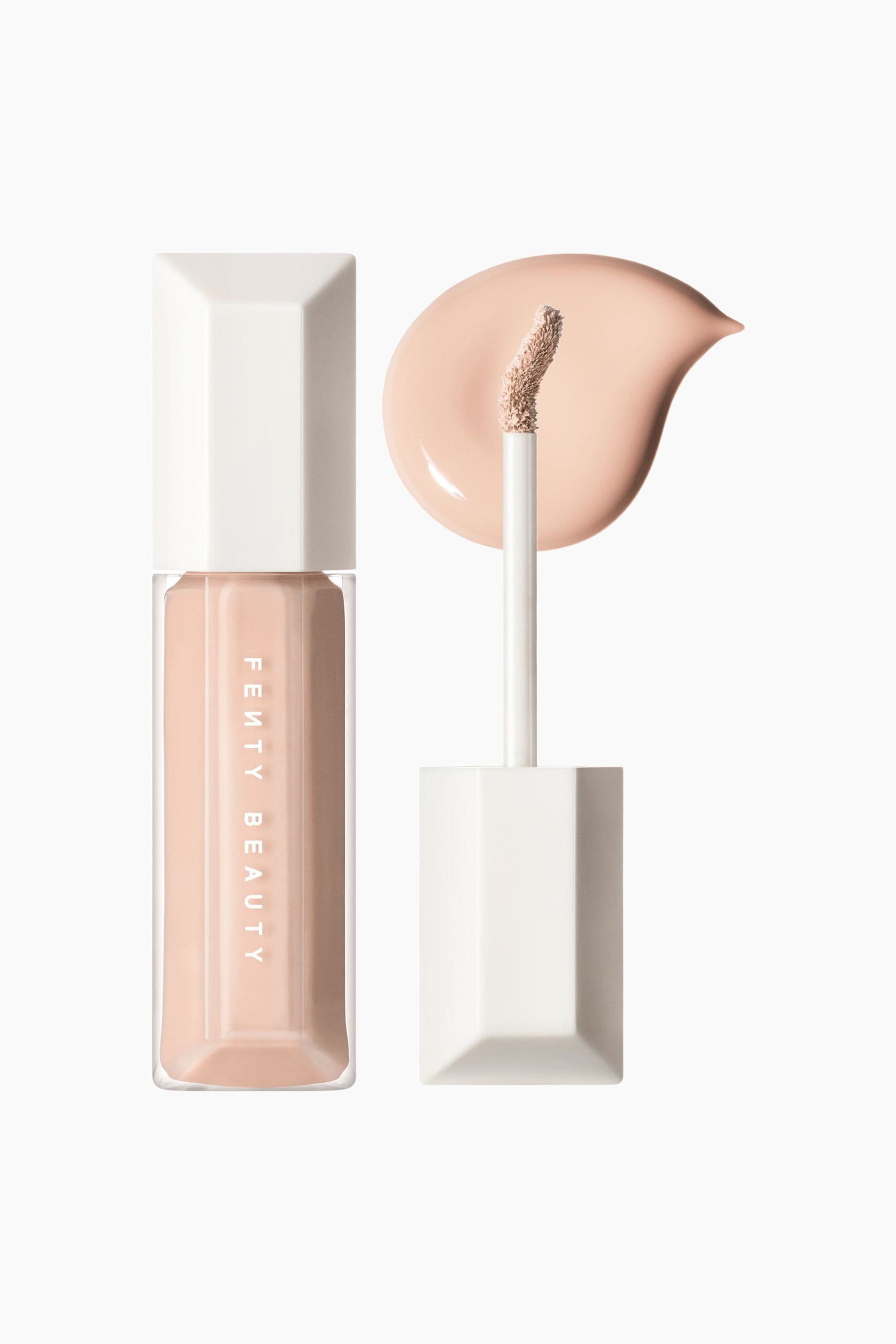 Visa större bild: We're Even Hydrating Longwear Concealer står upprätt i en genomskinlig, facetterad flaska med vitt lock och visar den ljuspersikofärgade flytande formulan inuti. Till höger ligger det avskruvade vita locket med sin applikatorstav riktad uppåt, och visar en böjd, produktbelagd doe-foot-spets framför en slät, droppformad swatch av samma concealer.