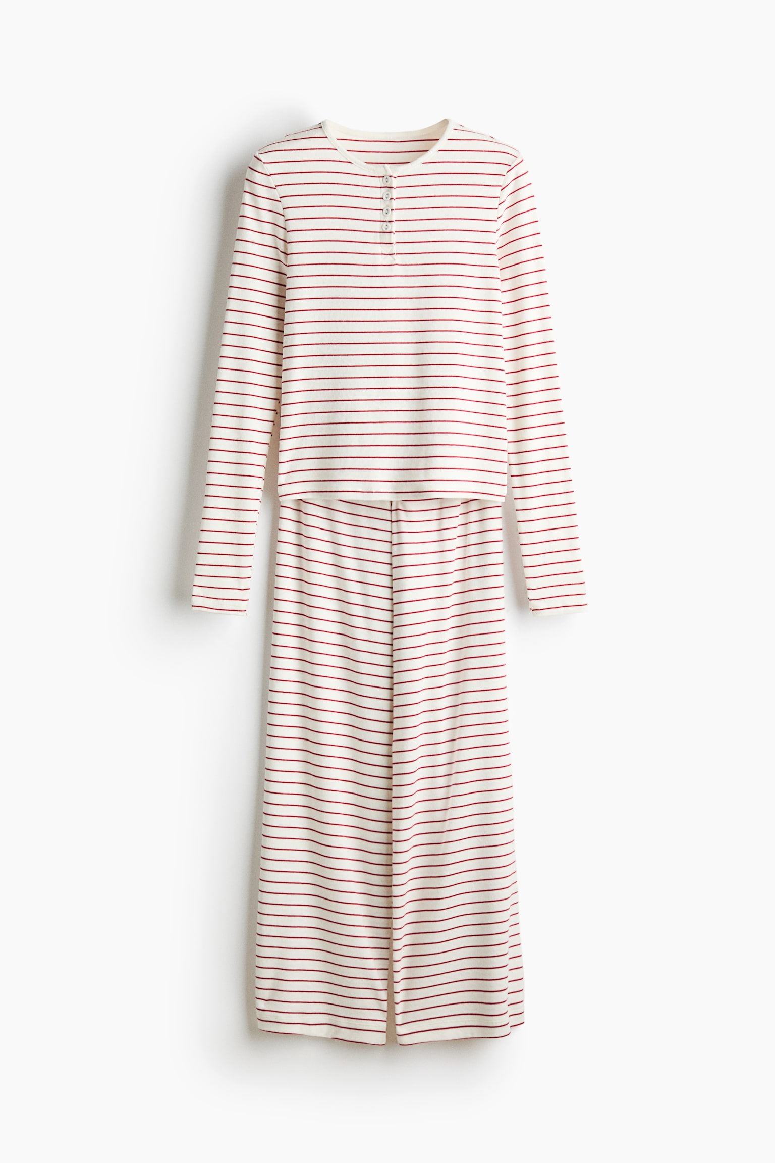 Ein zweiteiliges Lounge-Set ist in der Vorderansicht aufgehängt und besteht aus einem langärmeligen Henley-Top und einer dazu passenden Wide-Leg-Hose. Beide Teile bestehen aus einem cremeweiÃen, gerippten Stoff mit dünnen, horizontalen roten Streifen, wobei das Oberteil am Halsausschnitt eine kurze Knopfleiste hat. - 1