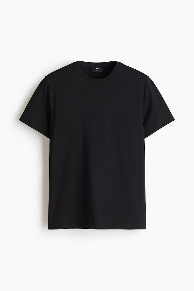Een zwart T-shirt is van voren afgebeeld en toont een geribde ronde hals, korte mouwen en een rechte zoom. Het kledingstuk heeft een gladde, effen structuur en een klassieke pasvorm. - 1