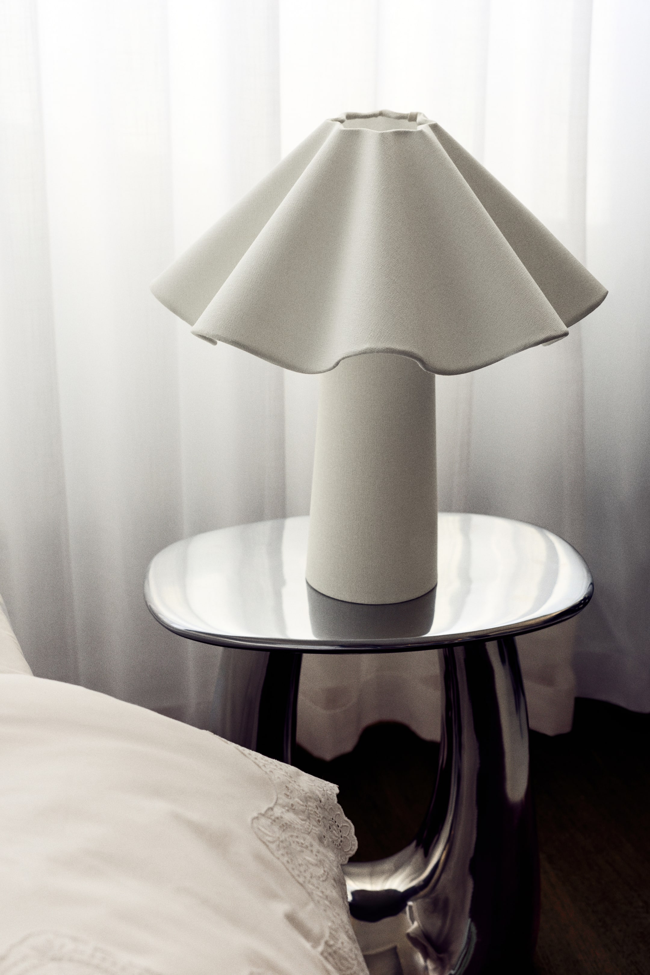 Grotere afbeelding bekijken: Tafellamp met golvend design - Lichtbeige - HOME | H&M BE 1