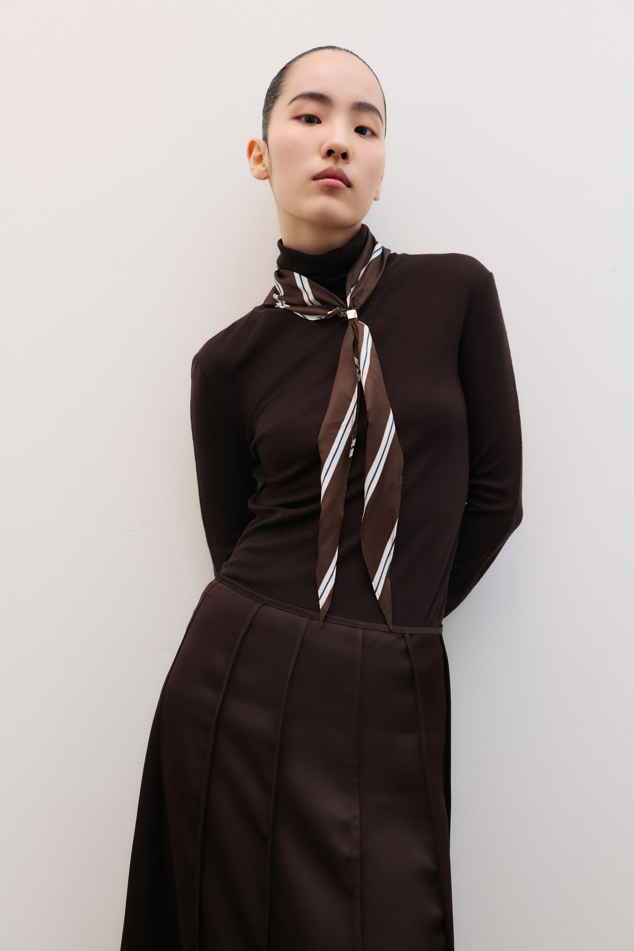 Agrandir l'image: Foulard cravate avec détail en métal - Marron foncé/rayé - FEMME | H&M FR 2