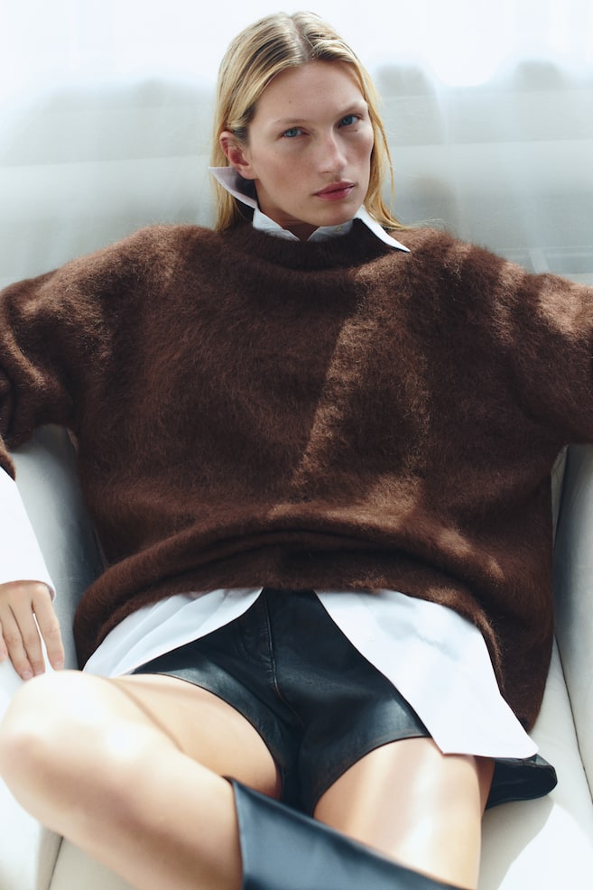 Sweter oversize z domieszką moheru - Ciemnobrązowy/Ciemny zakurzony szary/Biały/Ciemnozielony/Ciemnoszary/Granatowy/Zielony/Jasnoniebieski/Ciemnobeżowy/Jasnożółty/Ciemny brązowoszary - 1