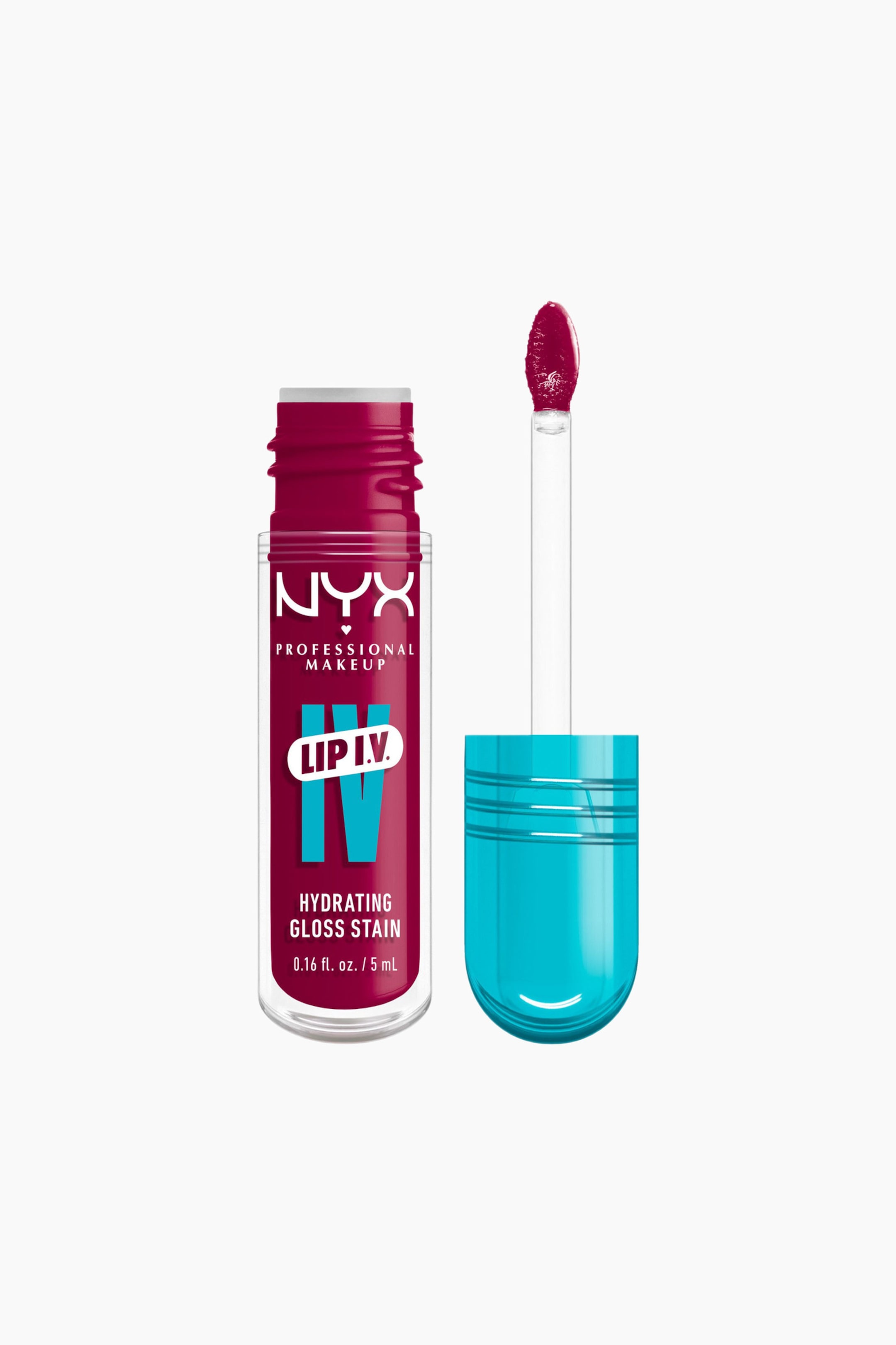 Se større billede: En NYX Hydrating Gloss Stain præsenteres i en klar cylindrisk flaske fyldt med et dybt bærfarvet produkt, dekoreret med en hvid og turkis mærket etiket. Dens paddelformede applikator, belagt i den matchende bærfarve, kommer frem fra en separat turkis hætte.