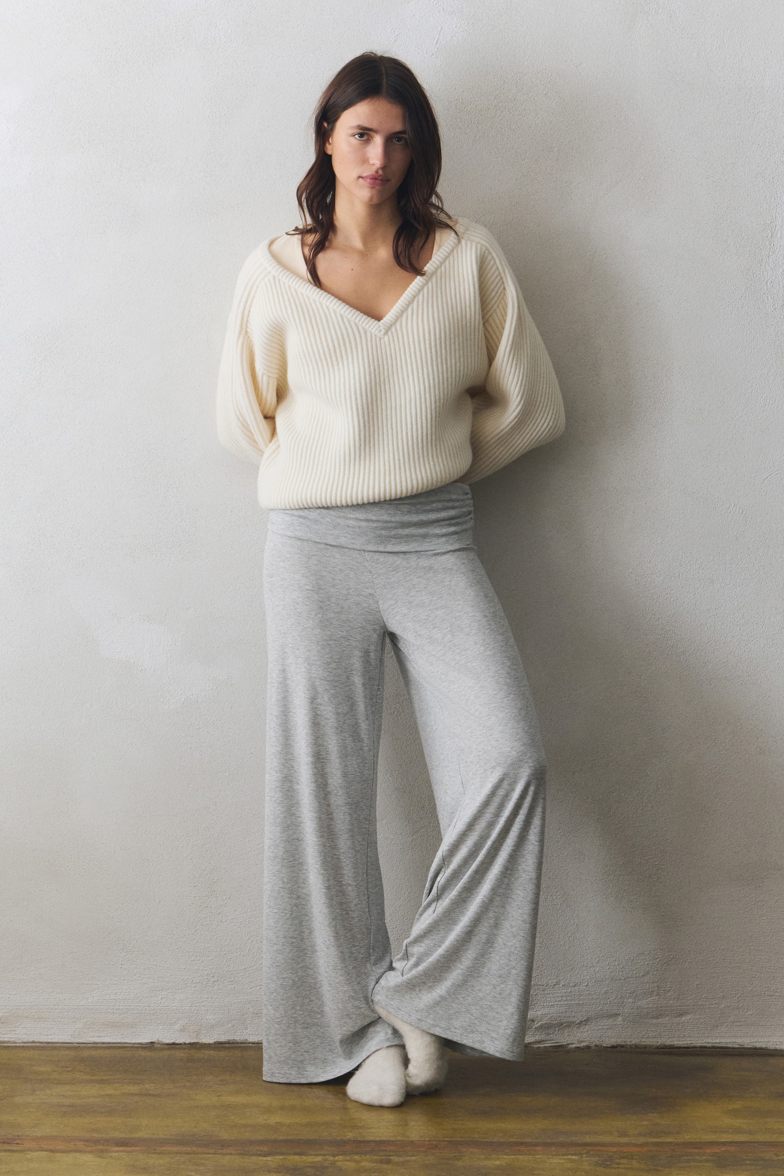 Pantaloni sport cu betelie pliată - Gri-melanj/Roșu-burgund deschis - 4