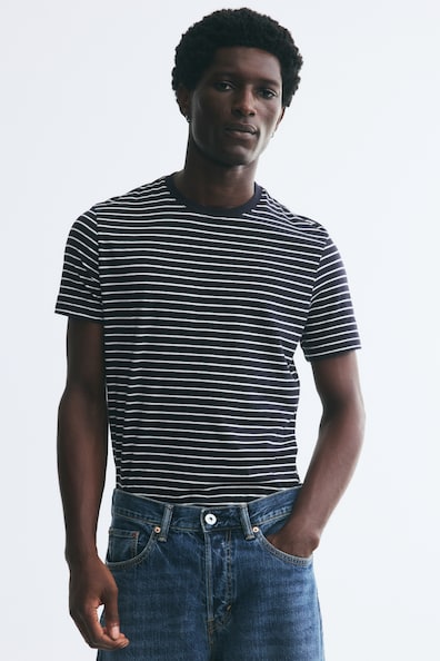 スリムフィットTシャツ