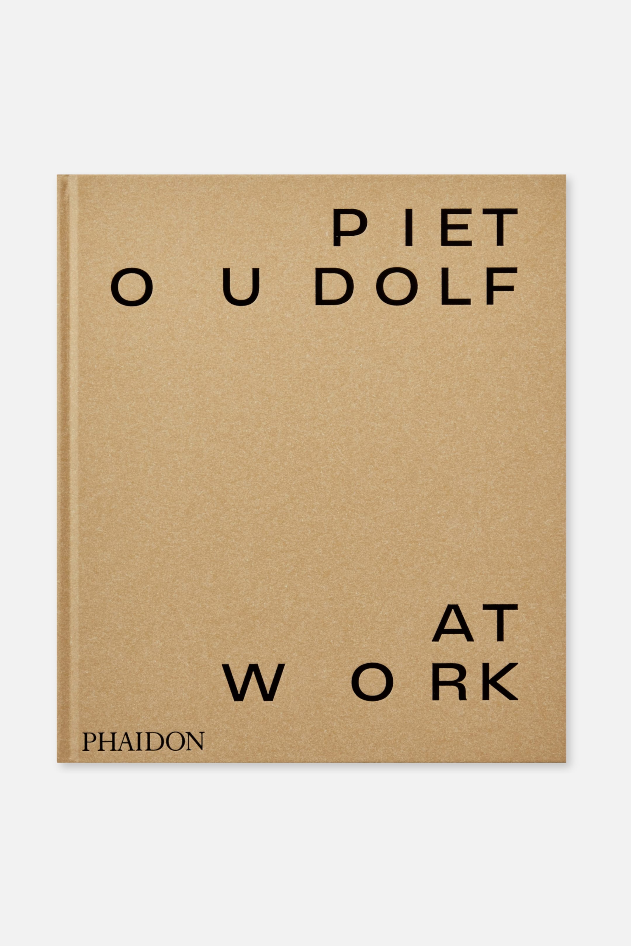 Agrandir l'image: Un livre présente sa couverture avant texturée de couleur brun clair, affichant "PIET OUDOLF AT WORK" en texte noir sans-serif et "PHAIDON" en bas à gauche. Il est positionné face à l'avant et légèrement incliné vers la gauche, révélant une partie de son dos brun assorti.