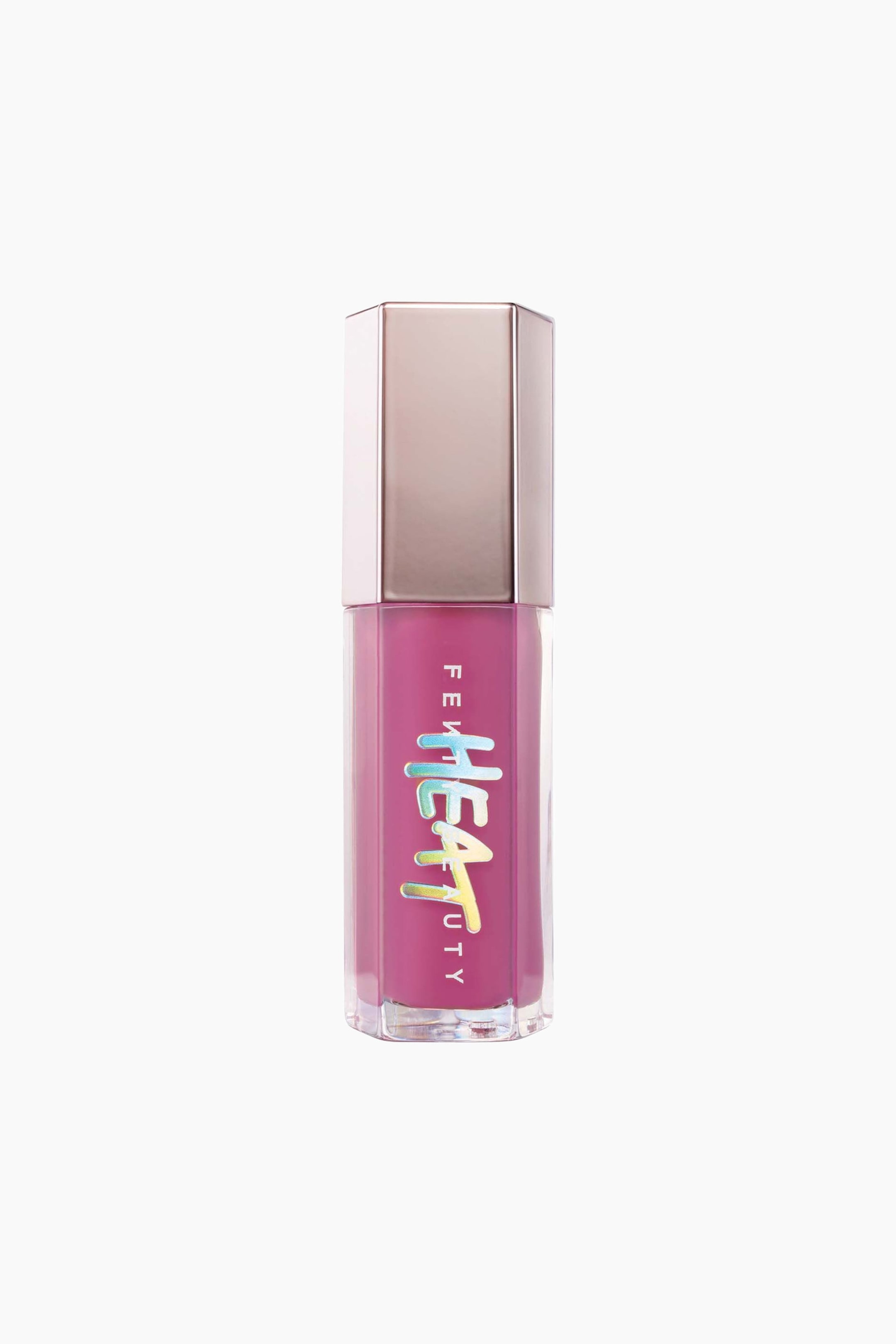 Visa större bild: Gloss Bomb Heat Universal Lip Luminizer + Plumper står upprätt och visar upp ett klart, hexagonalt hölje fyllt med ett bärrosa gloss. Produkten har ett reflekterande hexagonalt lock i roséguld och vertikal ”FENTY BEAUTY”-märkning med en holografisk, rinnande ”HEAT”-logotyp ovanpå.