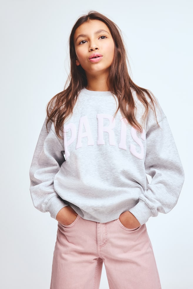 Sweatshirt mit Motiv - Hellgraumeliert/Paris/Blau/Colorado/Hellgrau/Halloween Academy/Schwarz/Palermo/Hellrosa/Kirschen/Weiß/Amour/Dunkelgrau/Gespenst/Weiß/Champs Élysées - 2