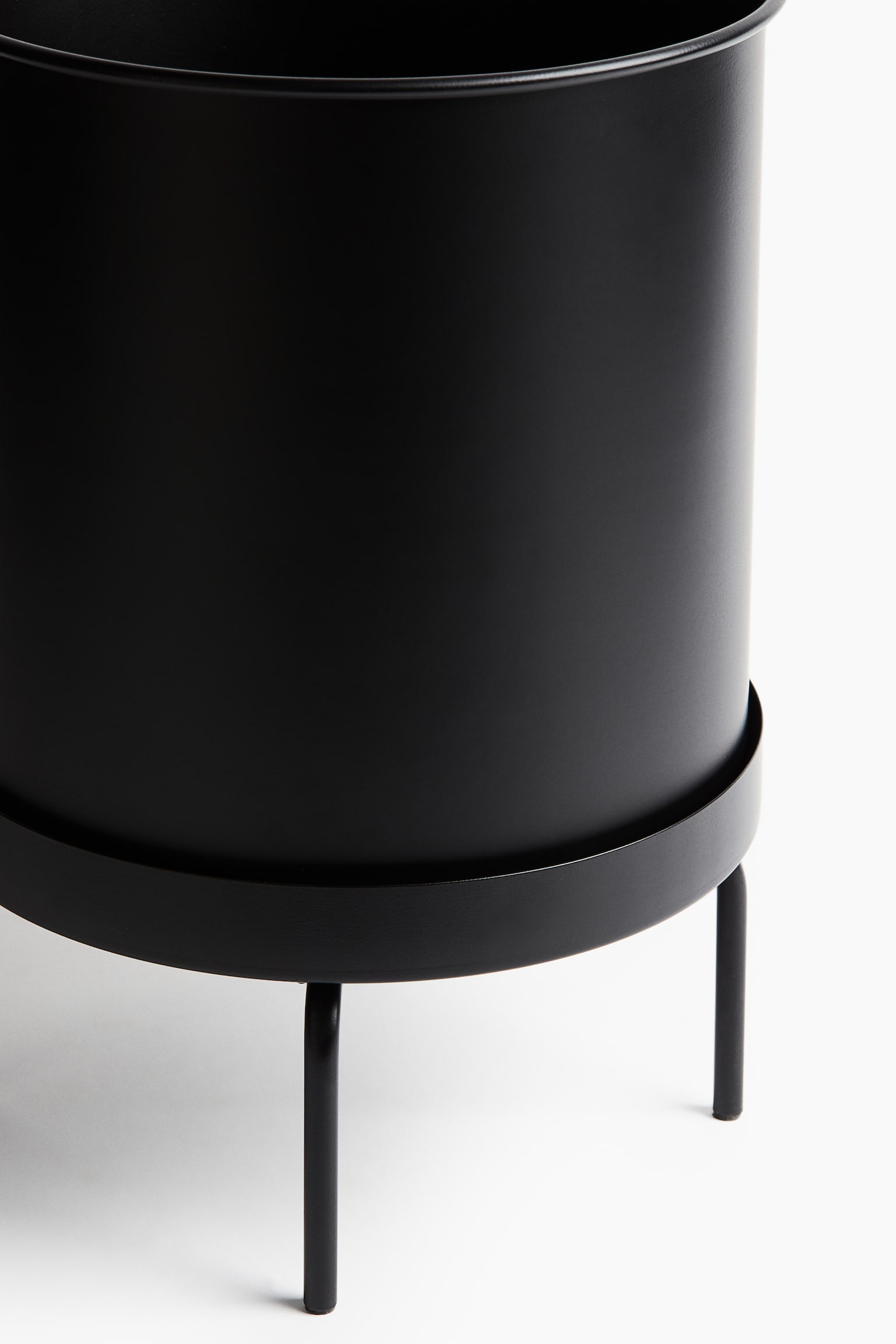 Large plant pot on a stand - Black - 3