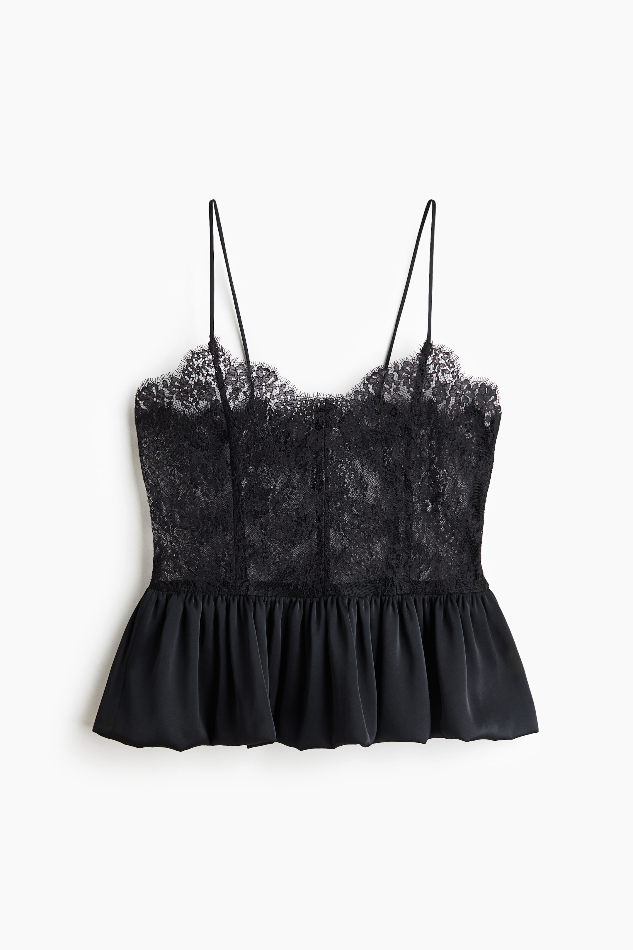 Ver imagen más grande: El top camisola negro está orientado hacia el frente, mostrando un corsé estructurado de encaje floral semitransparente combinado con un bajo peplum de satén fruncido. Finas tiras tipo espagueti sujetan el top, que presenta un escote festoneado de encaje eyelash y costuras verticales, mientras que la parte inferior acampanada de satén cae suavemente.