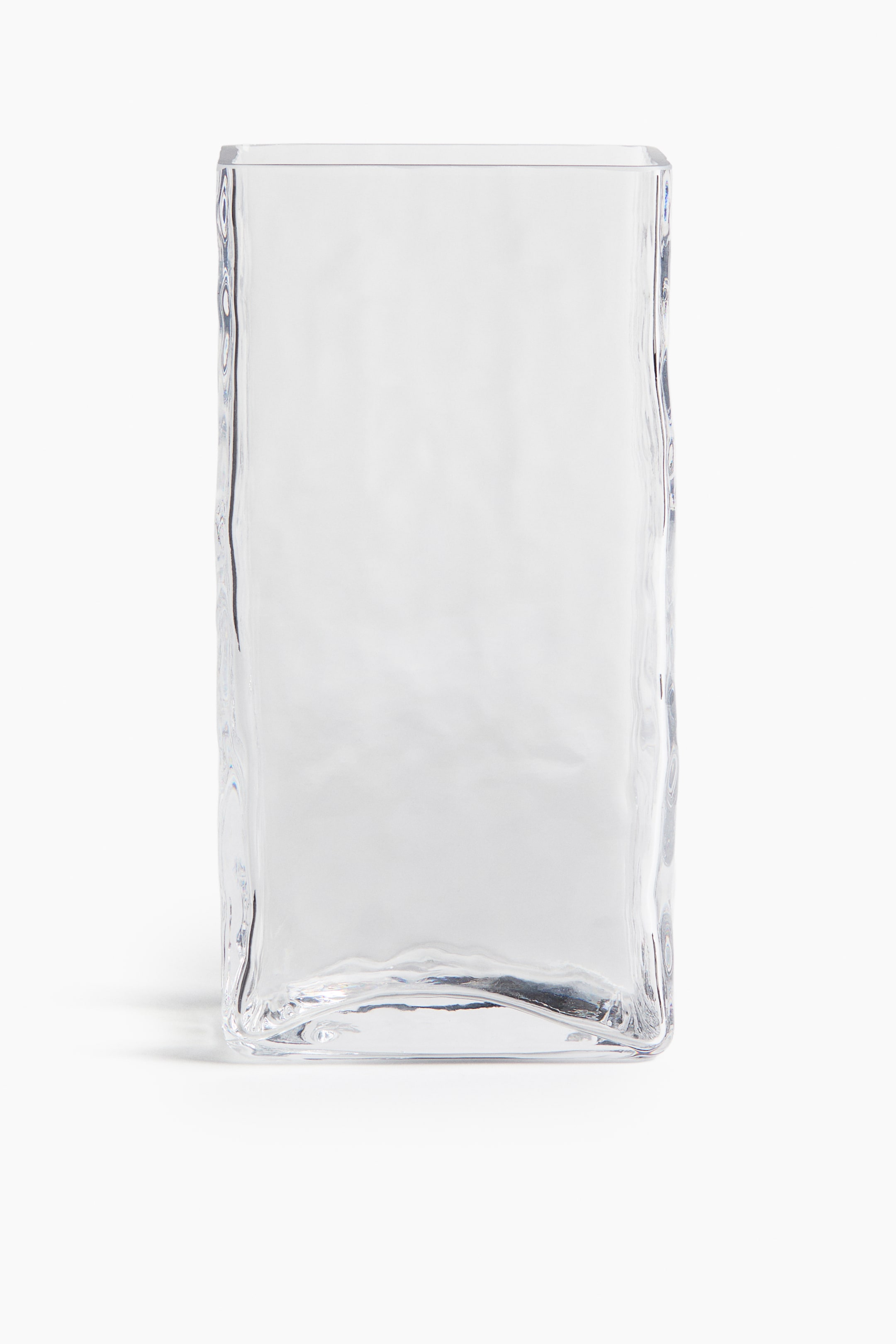Zobrazit větší obrázek: Váza z texturovaného skla s přímočarým designem je zobrazena zepředu. Její průhledná, obdélníková forma vykazuje nerovný, zvlněný povrch.
