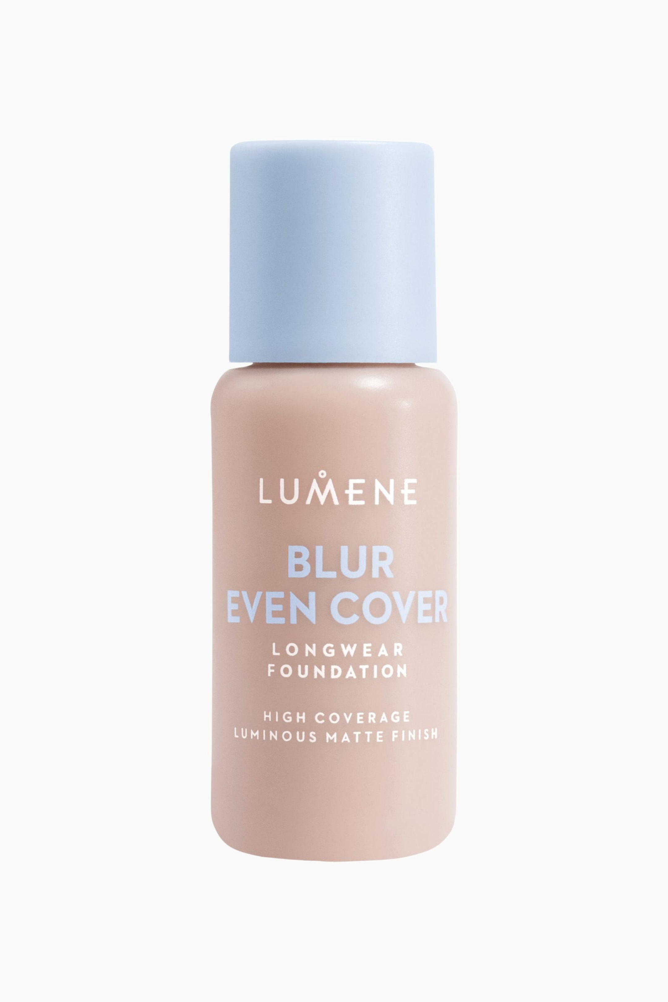 Visa större bild: En ljusbeige foundationflaska är vänd framåt och har ett ljust blått cylindriskt lock. Framsidan av flaskan visar varumärkesnamnet "Lumene" och produktnamnet "Blur Even Cover Longwear Foundation" i ljusblå text.