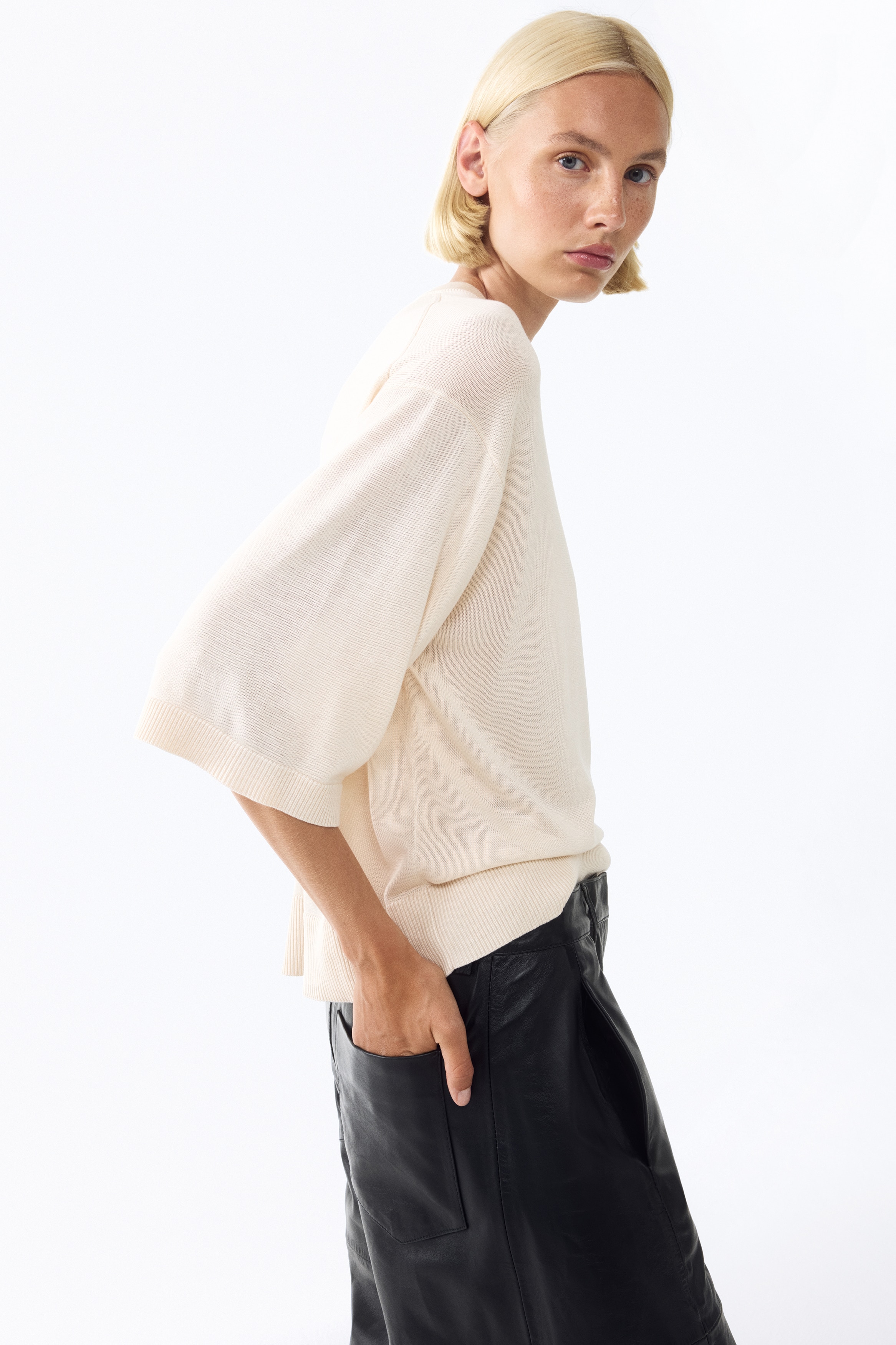 Short-Sleeved Fine-Knit Top - thumbnail 4