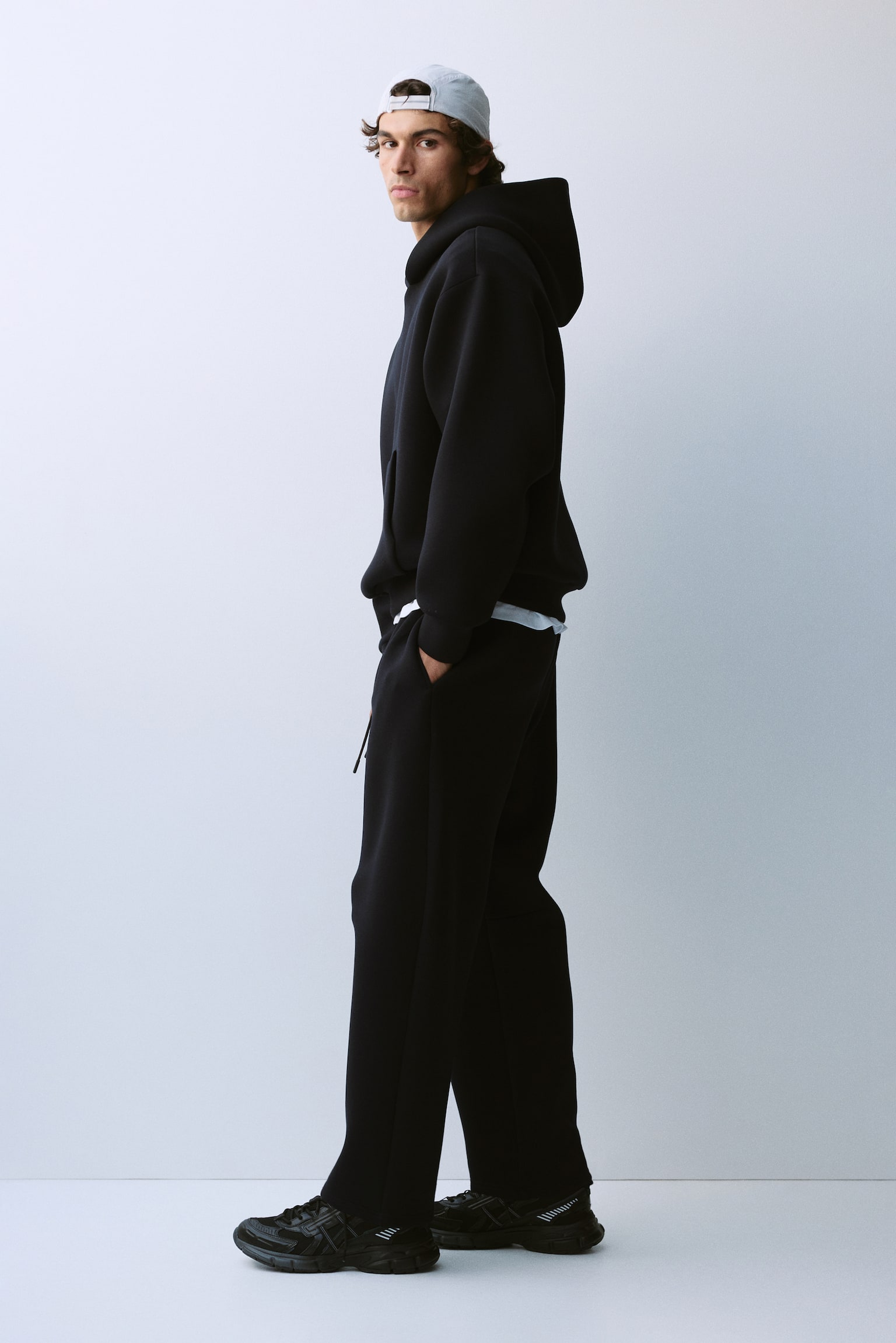 Мужские брюки H&M Move Loose-Fit Barrel-Leg Sports Joggers with DryMove™, цвет: Чёрный — фото 3