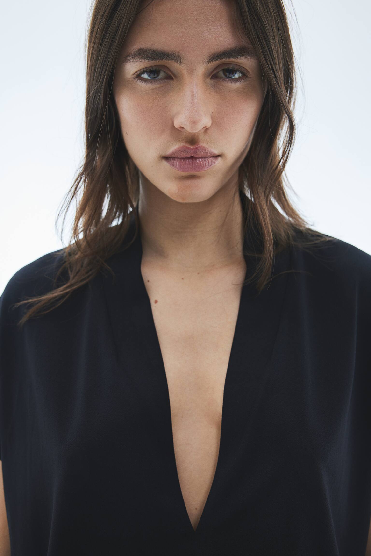 חולצה עם צווארון וי - שחור - 5