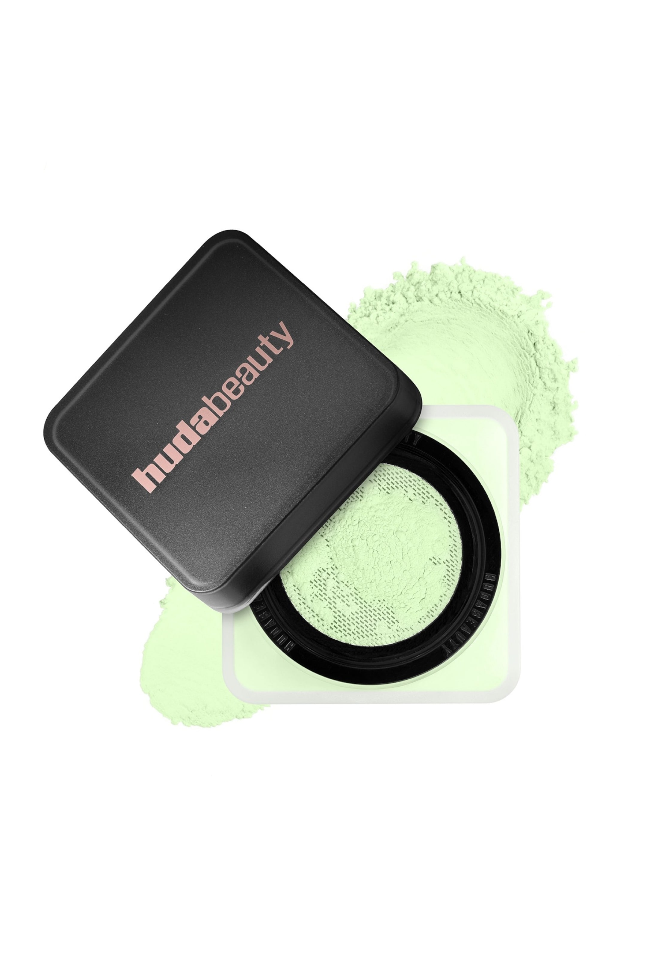 Näytä suurempi kuva: Huda Beauty irtopuuteri on esillä mustan, neliönmuotoisen kannen kanssa, joka on avattu ja nojaa kulmassa läpinäkyvään pohjaan. Pohjassa on "hudabeauty"-brändäys ruusukultaisella tekstillä. Läpinäkyvä pohja paljastaa mustan siivilän, joka sisältää vaaleanvihreää puuteria, ja lisää vaaleanvihreää puuteria on levinnyt astian ympärillä olevalle pinnalle.