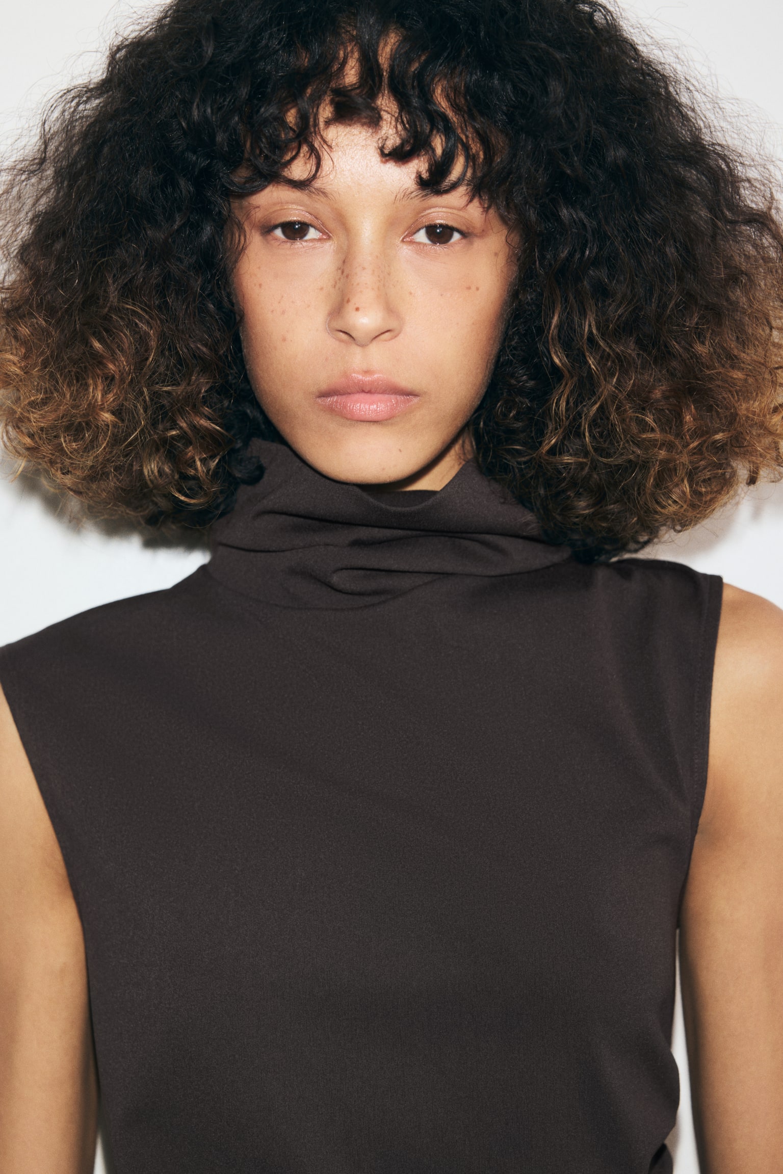 Женский топ H&M Draped Turtleneck Top, цвет: Тёмный коричневый — фото 5
