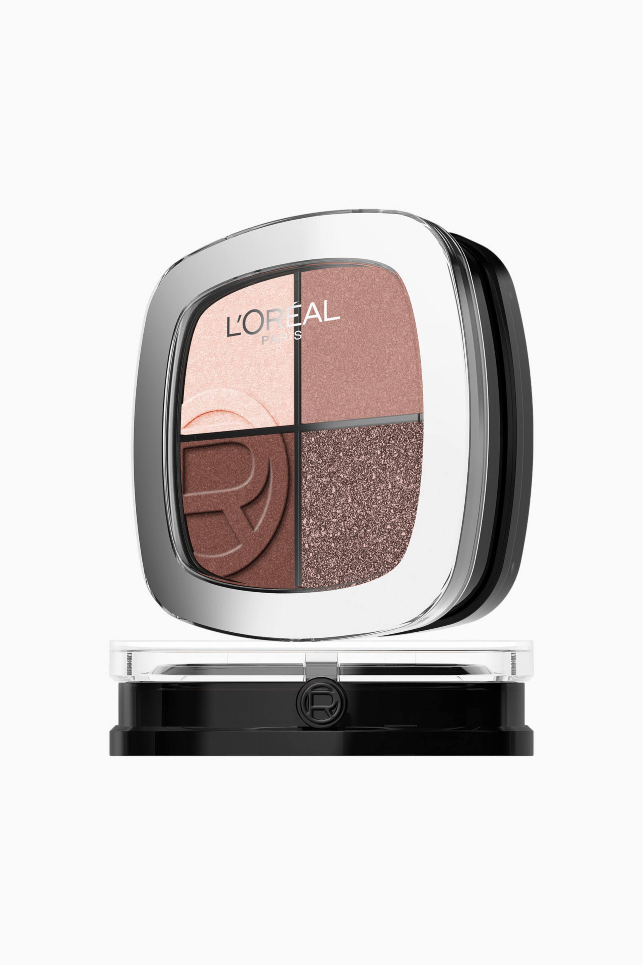 Größeres Bild ansehen: Die Quad Rendez-vous Eyeshadow Palette steht aufrecht in einem leichten Winkel und präsentiert sich als kompakte, abgerundete Quadratform mit einem transparenten Deckel mit silberner Umrandung. Die Palette zeigt vier Eyeshadow-Töne – ein schimmerndes zartes Rosa, ein satiniertes staubiges Rosenholz, ein geprägtes mattes Dunkelbraun und ein glitzerndes Bronze – während sie hinter einer geschlossenen, farblich passenden schwarzen Kompaktbasis ruht.