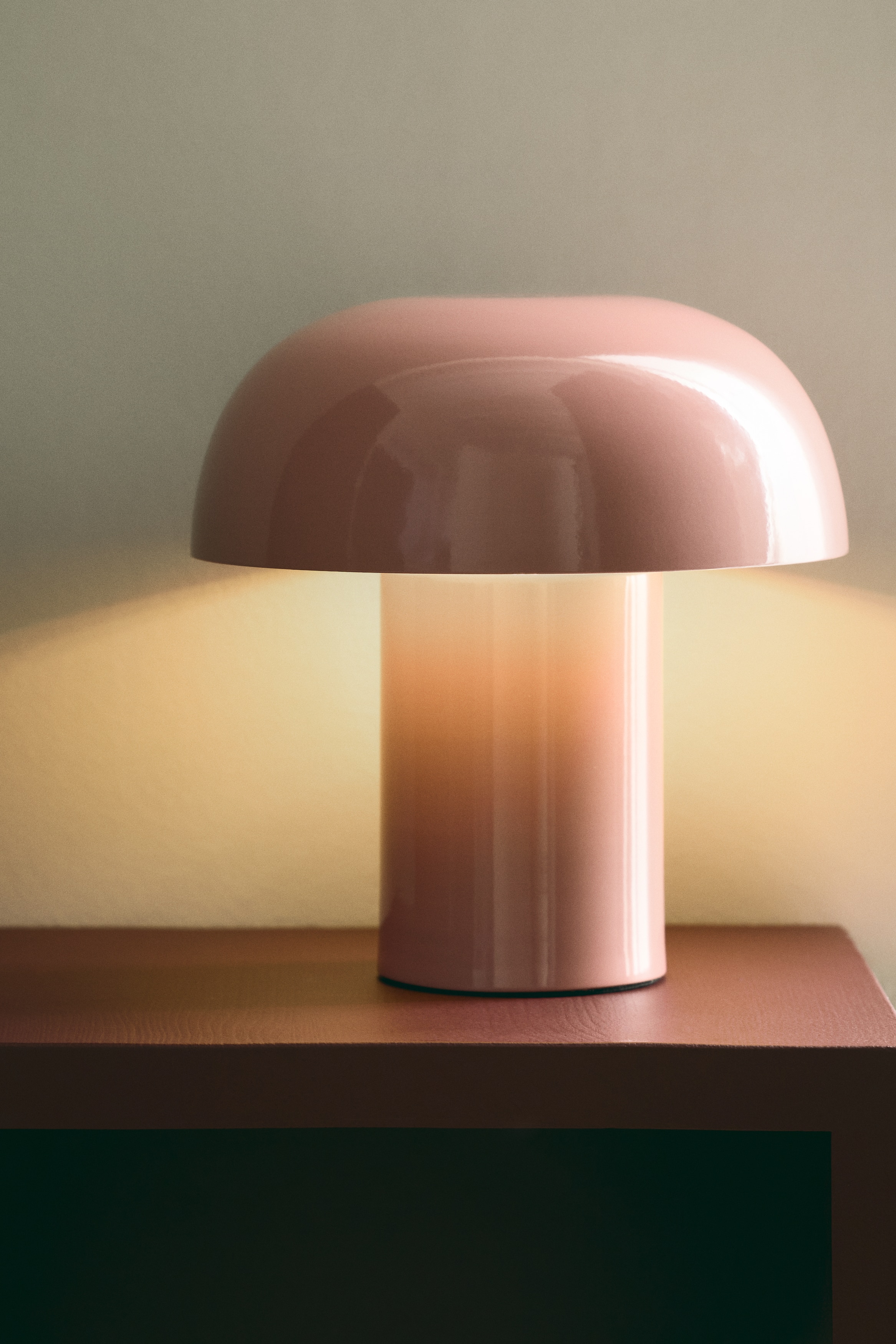 Kovová stolní lampa - Růžová/Olivově zelená/Světle žlutá/Tmavě zelená/Zlatá/Hnědá/Světle béžová/Tmavě červená