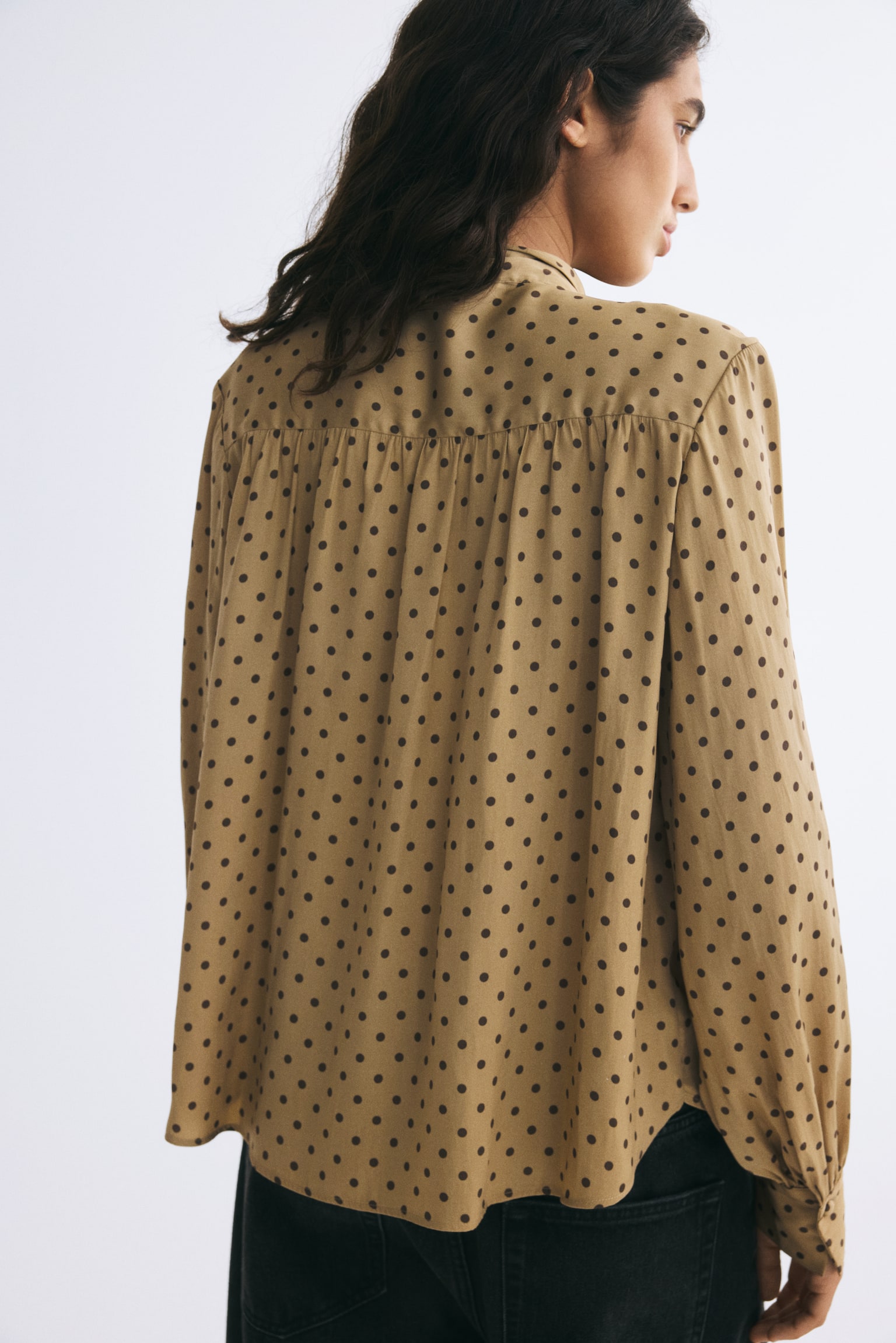 Женская блузка H&M Oversized Scarf-Collar Blouse, цвет: Бежевый / В горошек — фото 6