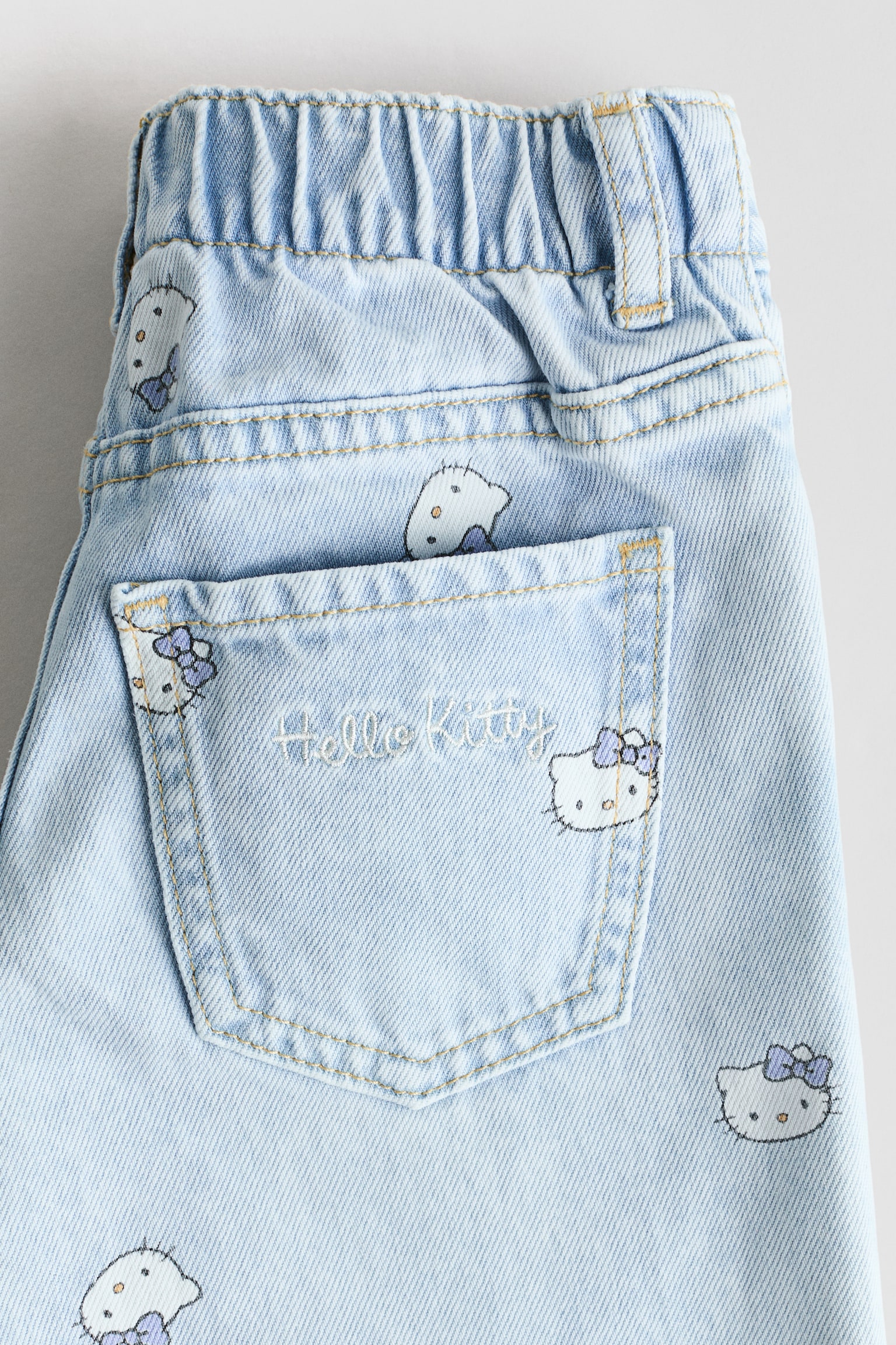 Printed Wide Leg Jeans - כחול ג'ינס חיוור/הלו קיטי/כחול ג'ינס/הלו קיטי - 4