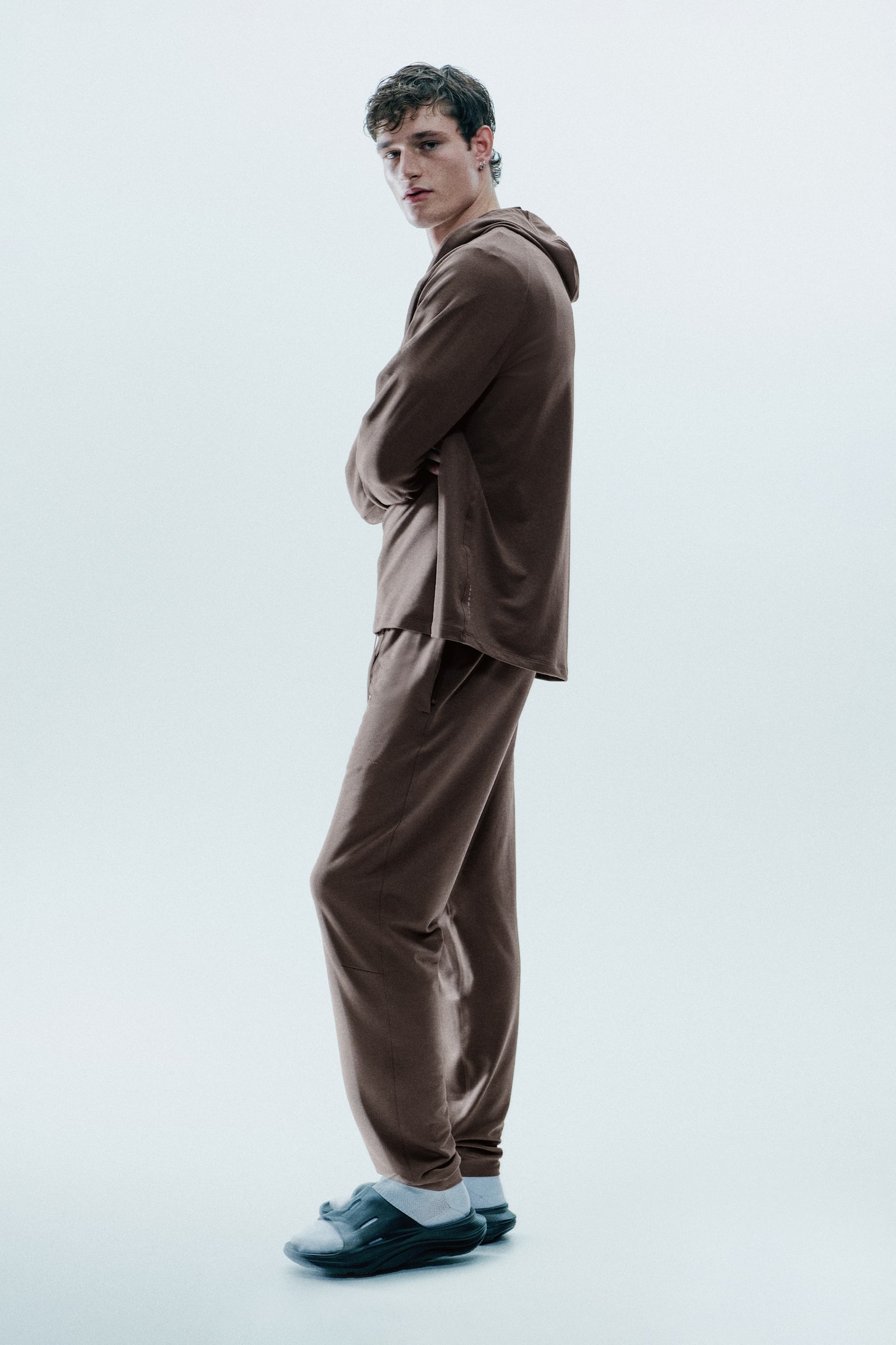 Мужское худи H&M Regular-Fit Sports Recovery with DryMove™, цвет: Серо-коричневый — фото 6