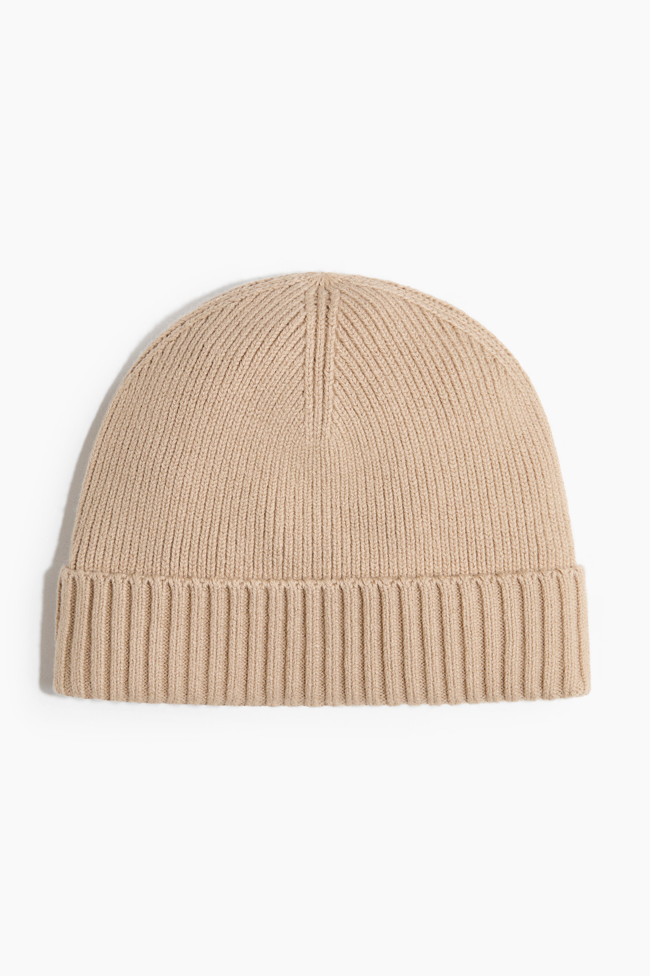 Visualizza l'immagine ingrandita: Un berretto in maglia a coste beige presenta un risvolto piegato alla base e cuciture verticali che convergono sulla sommità.