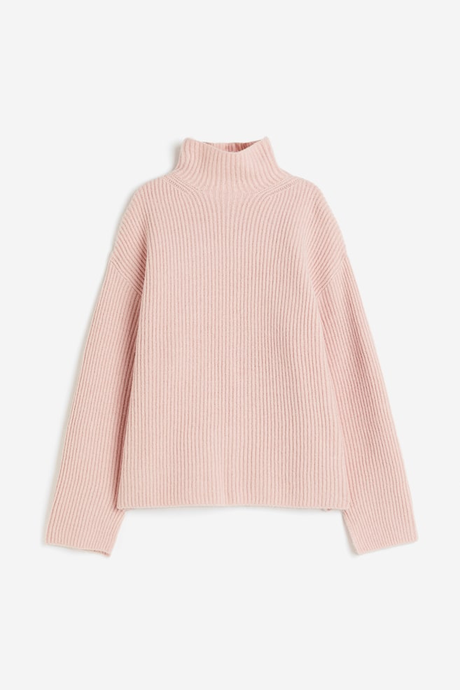 Ribstrikket trøje med turtleneck - Lys rosa/Sort - 2