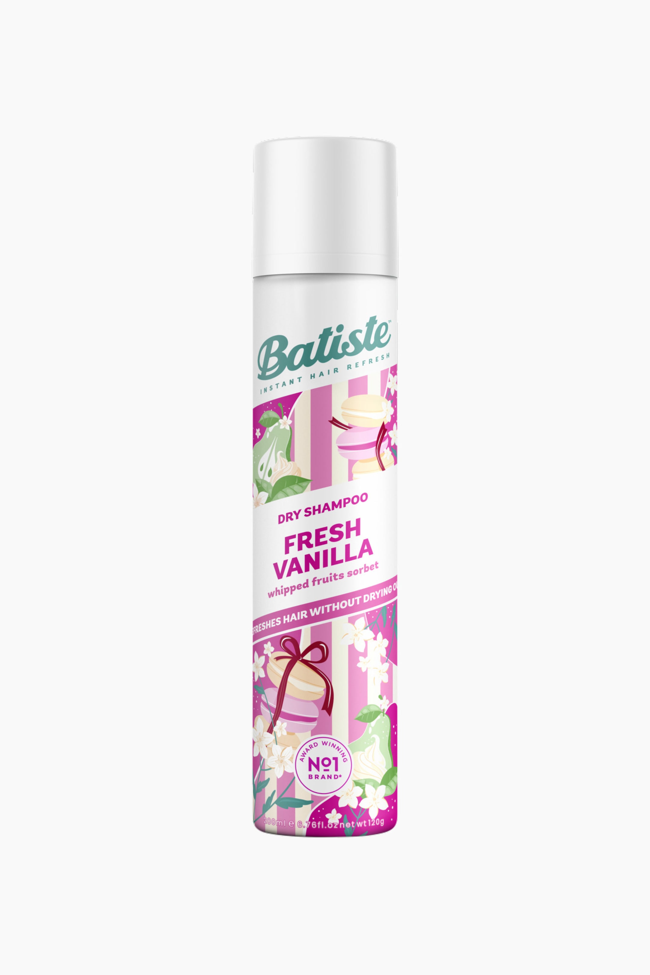Vis større bilde: En hvit aerosolboks med Batiste Fresh Vanilla tørrsjampo står, lett vinklet mot venstre, og viser etiketten. Etiketten har et motiv med rosa og hvite striper, makroner, vaniljestenger og jasminblomster, og teksten 'Batiste Instant Hair Refresh Dry Shampoo Fresh Vanilla whipped fruits sorbet' er tydelig fremhevet. Tekst som angir 'Award Winning No1 Brand' og produktvolumet er også synlig.