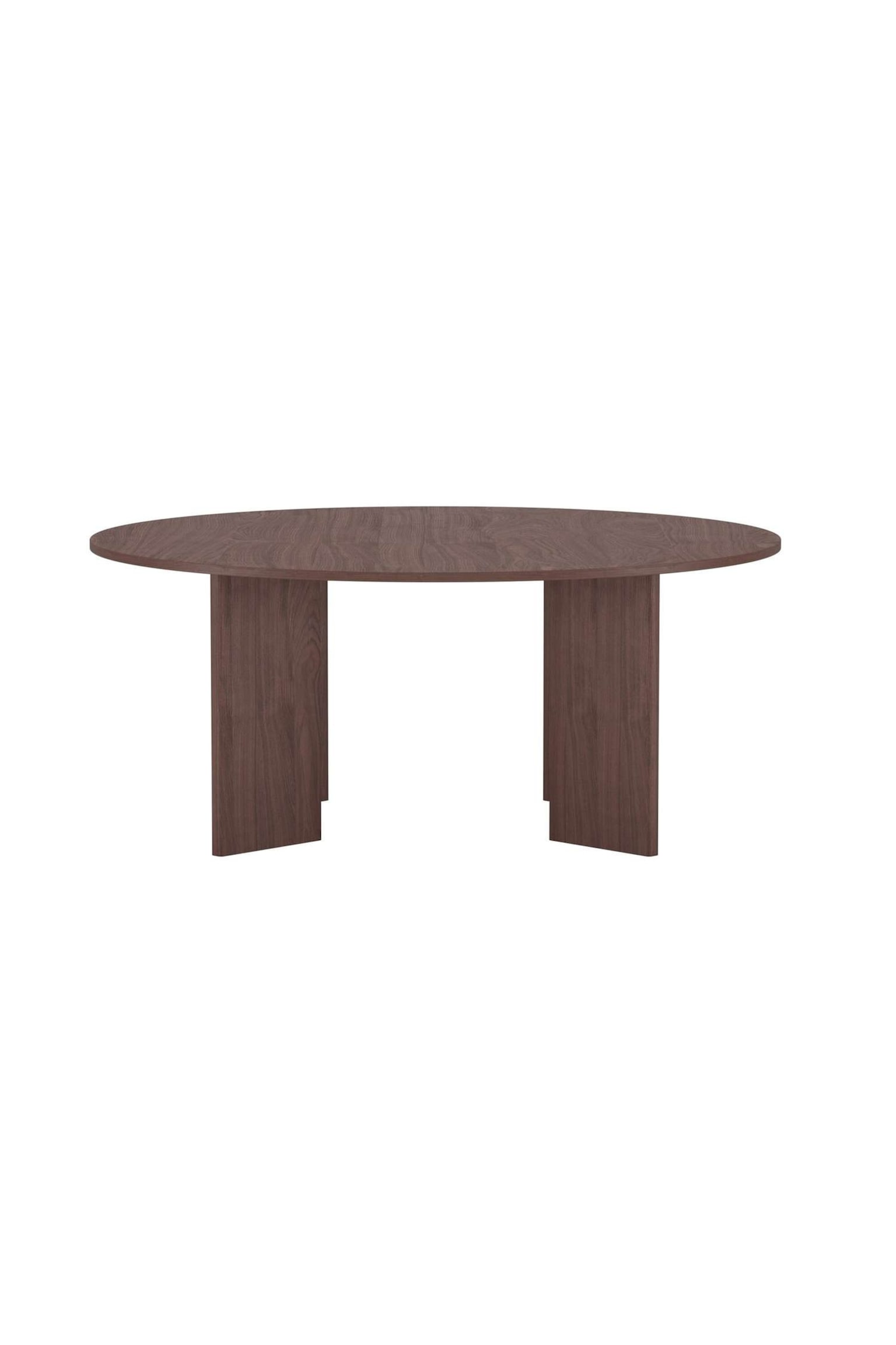 Una mesa ovalada de veta de madera de color marrón oscuro está orientada hacia adelante, ligeramente inclinada hacia la derecha, con su tablero sostenido por dos patas rectangulares en forma de losa que se ensanchan ligeramente hacia afuera en sus bases. - 1