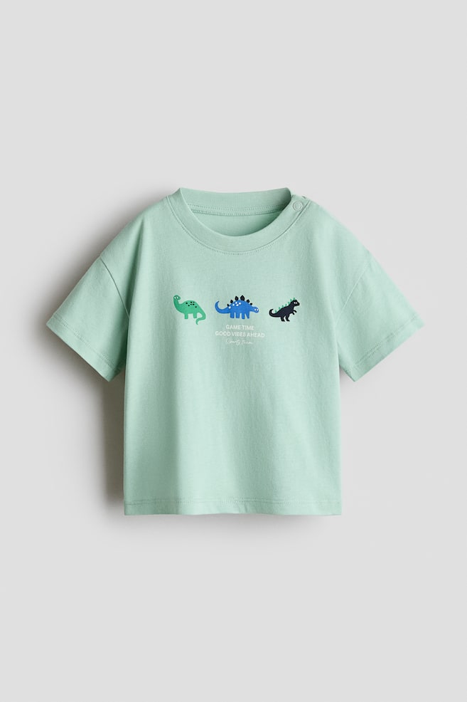 T-shirt estampada em algodão - Verde claro/Game time/Creme/Veículos/Cinzento escuro/Pacific/Verde caqui claro/Dinossauros/Castanho escuro/SoHo/Branco/Dinossauros/Branco/Carro/Azul claro/Carros/Cinzento claro/Veículos - 1