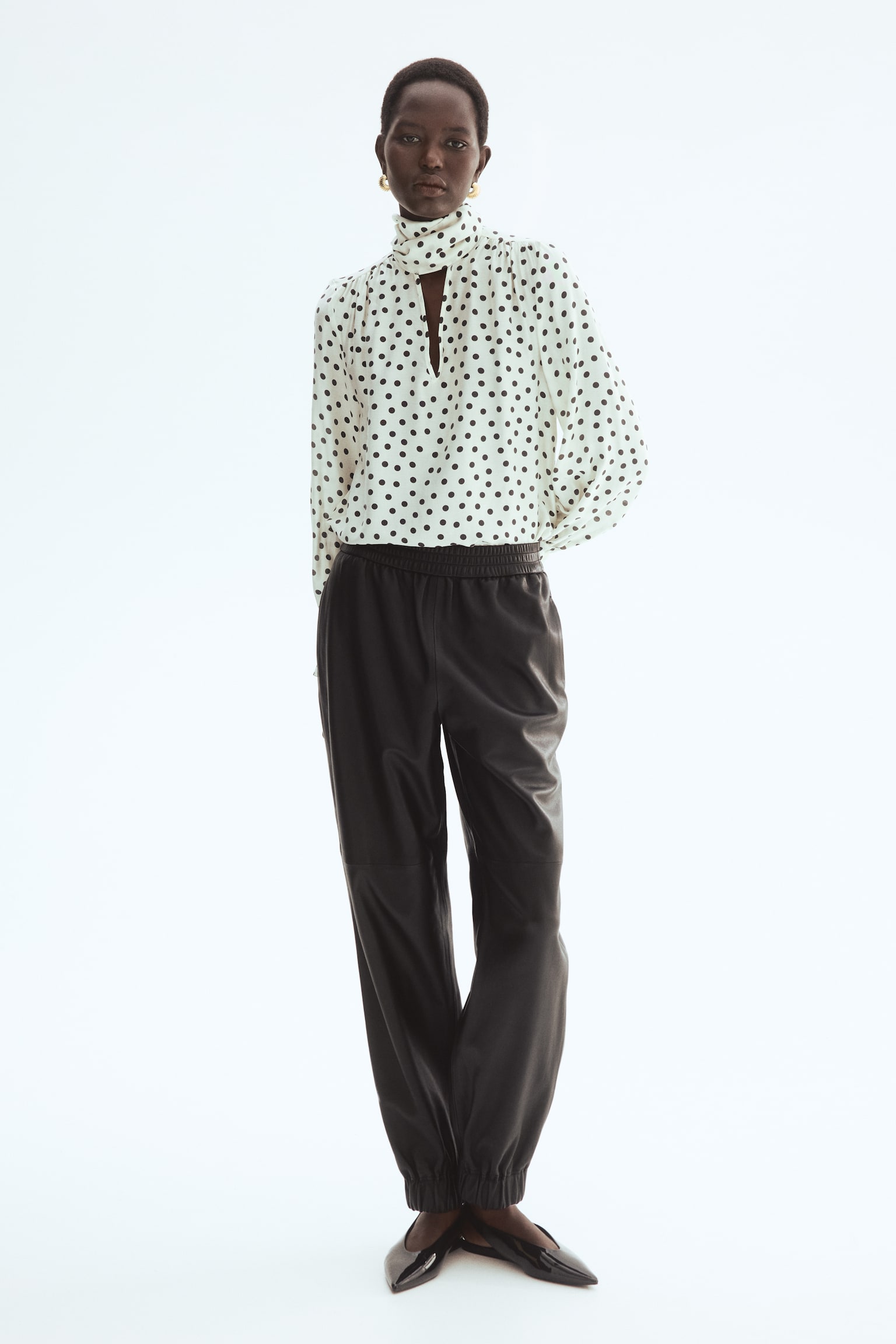 חולצת שיפון עם צווארון קשירה - לבן/נקודות - 4