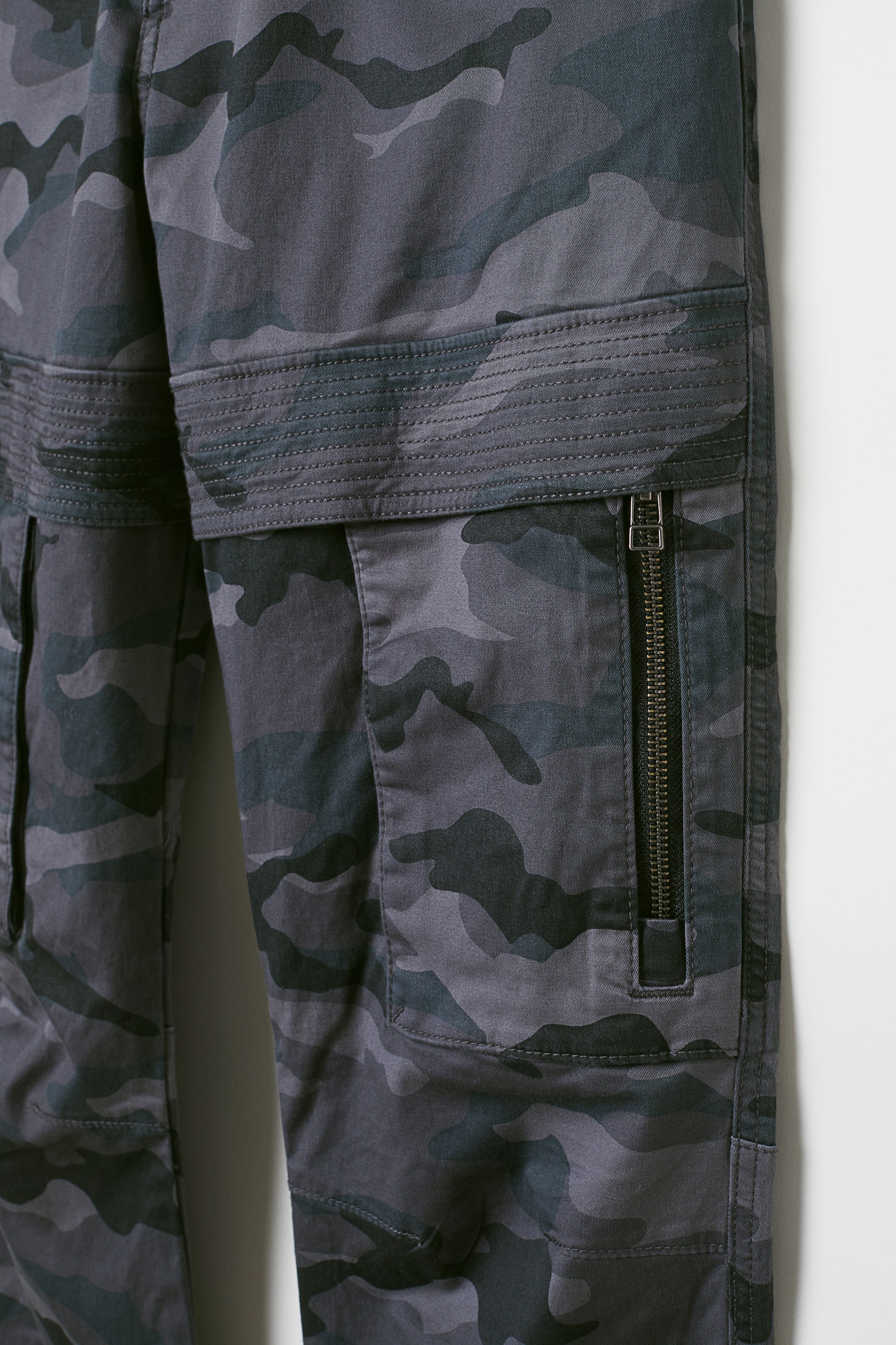View larger image: Cargo trousers - Dark grey/Patterned - Men | H&M 3