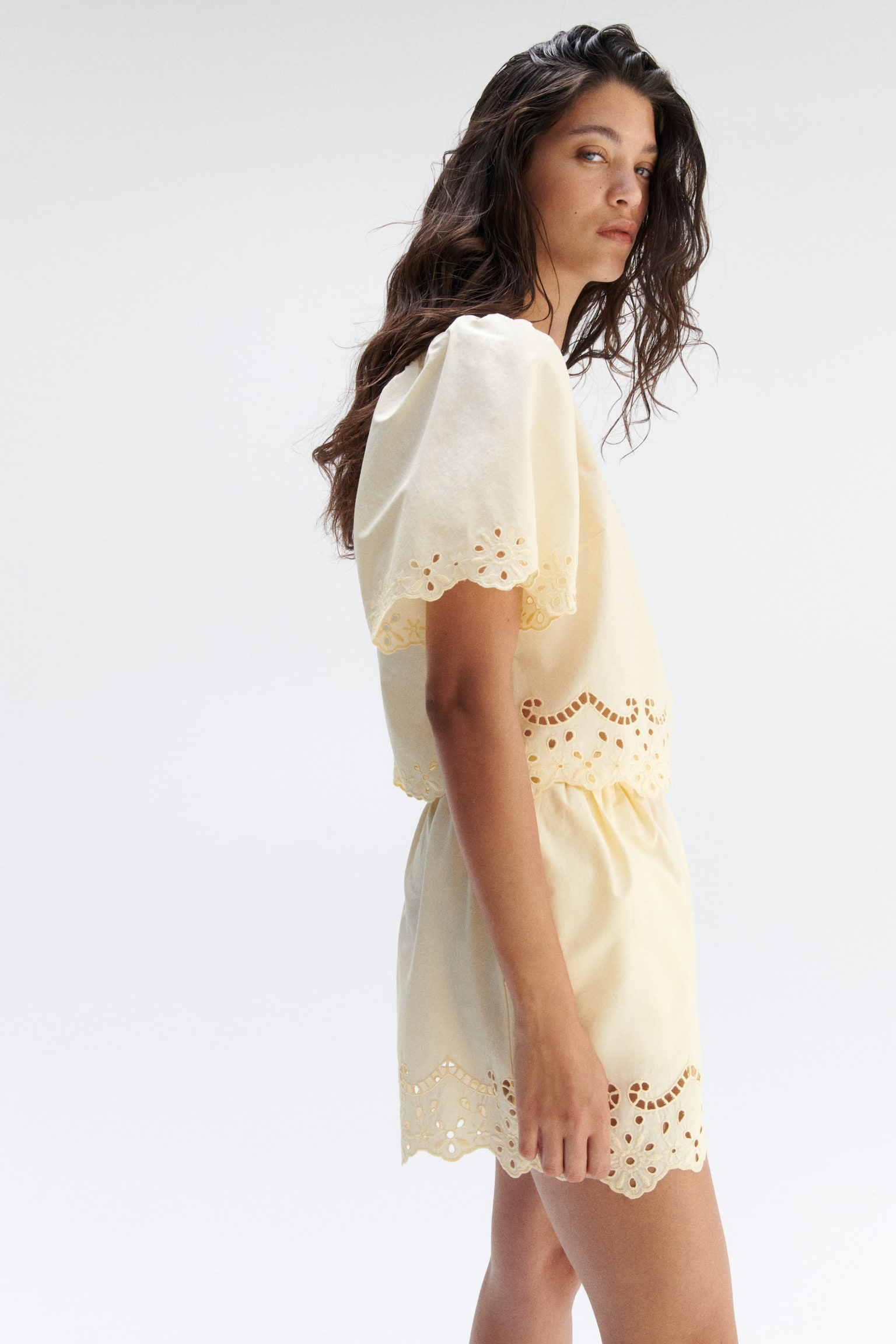 Женский топ H&M Cotton Top with Eyelet Embroidery, цвет: Светлый жёлтый — фото 4