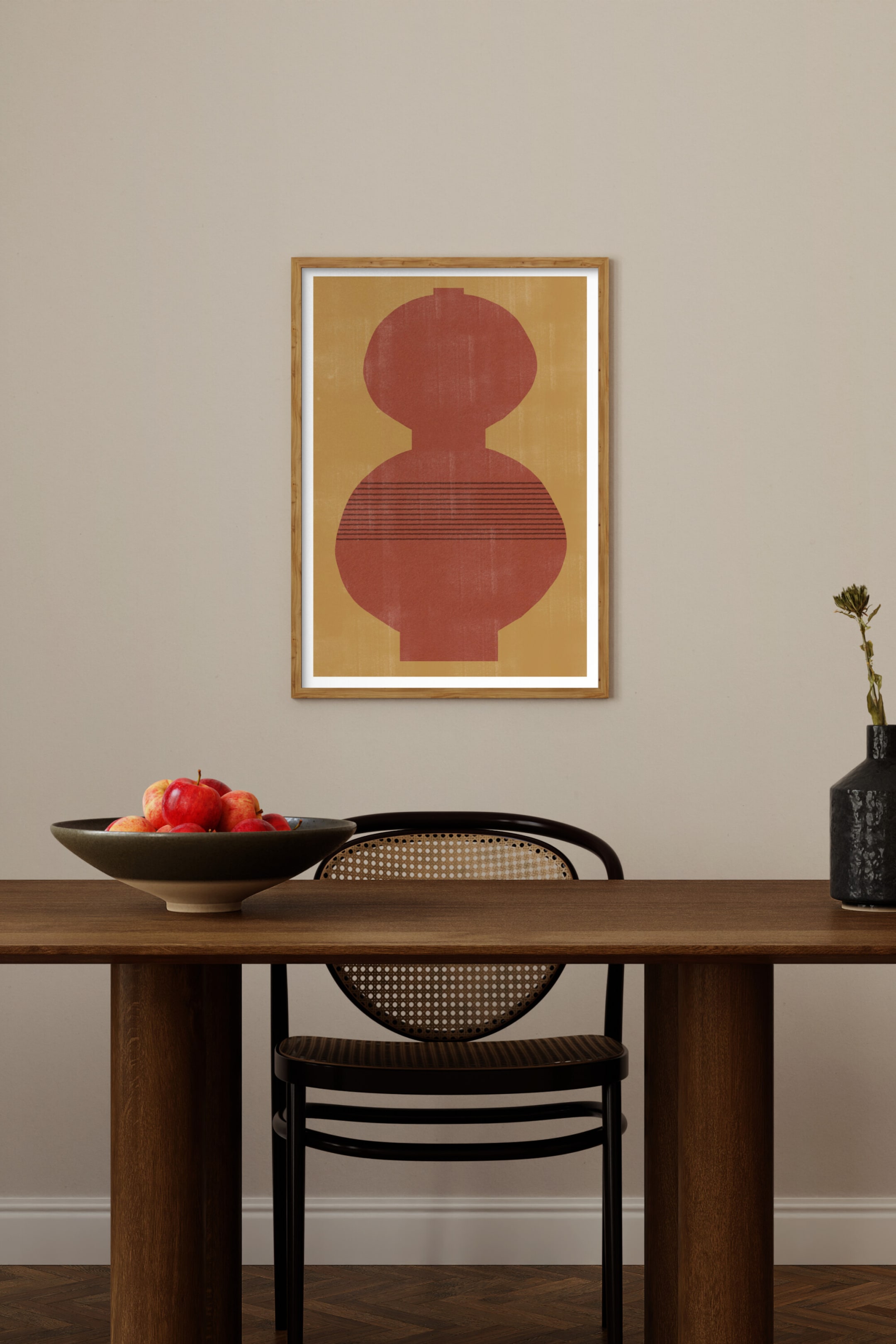 Agrandir l'image: L'impression d'art encadrée présente un design abstrait mettant en avant une forme unique et stylisée de couleur terracotta, ressemblant à des formes organiques empilées ou à un récipient, sur un fond jaune pâle. Cette forme est détaillée avec des lignes noires horizontales sur sa section inférieure plus large et est entourée d'un cadre rectangulaire en bois clair.