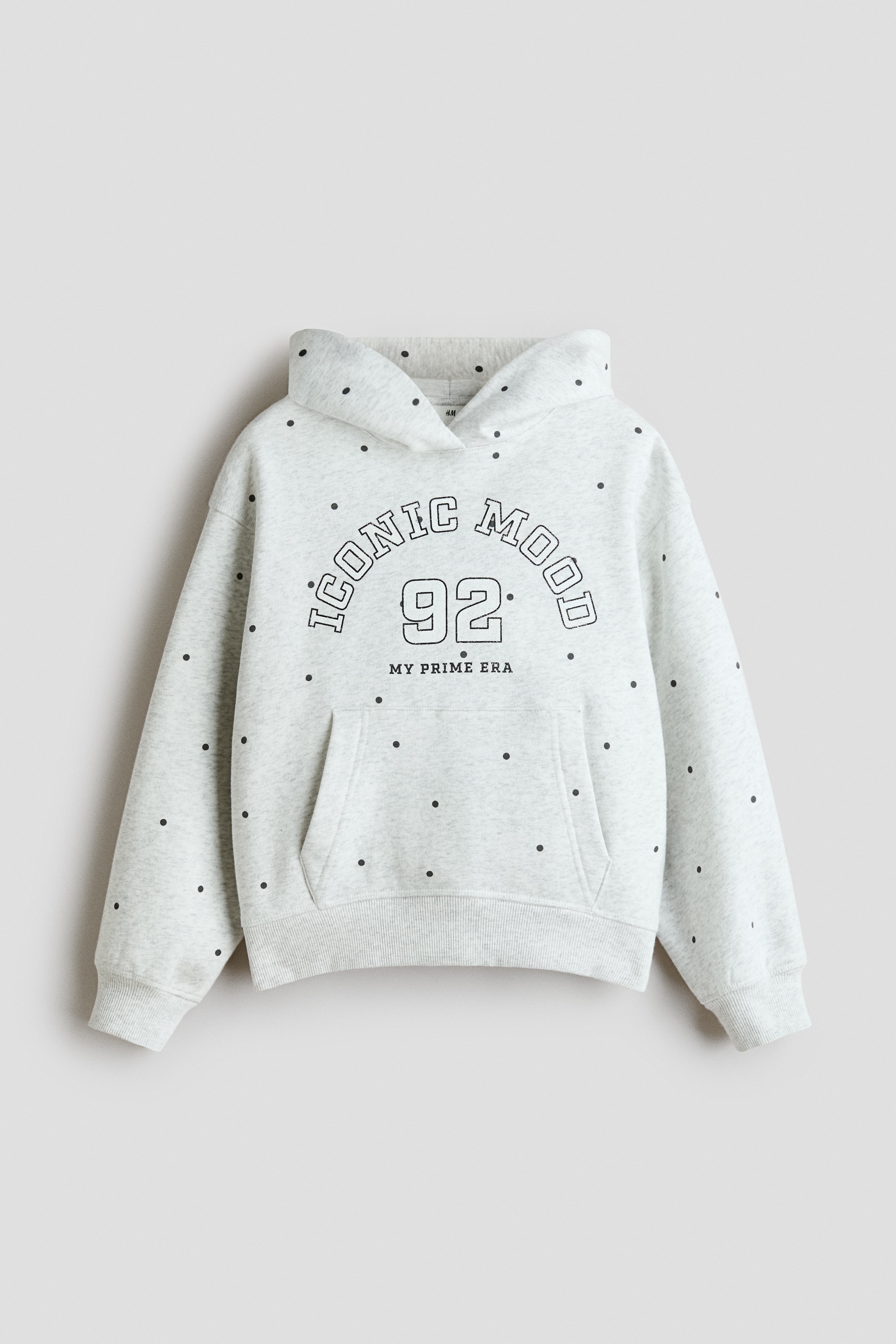 Oversized printed hoodieModel