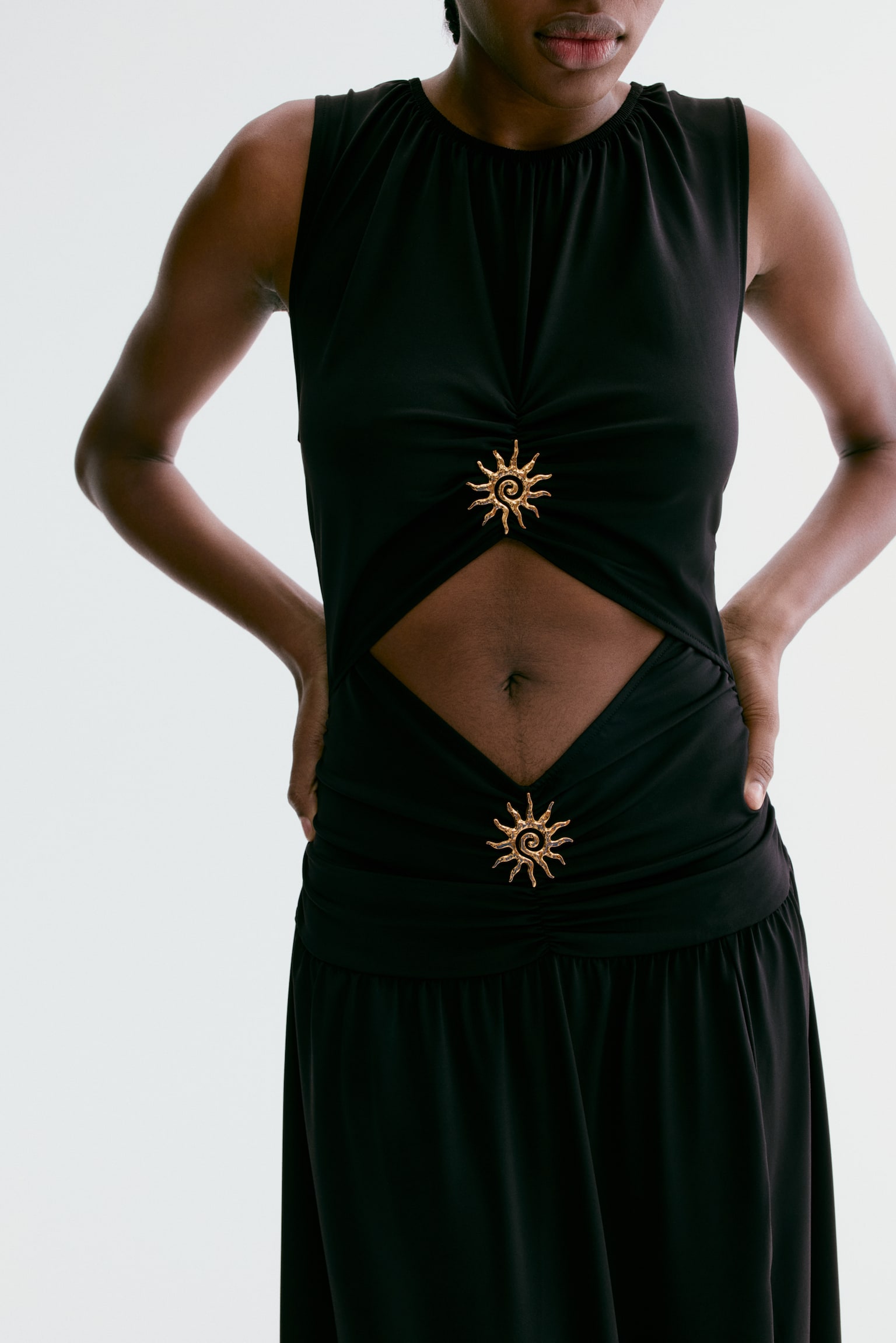 שמלת מקסי עם קאט-אאוט - שחור - 5