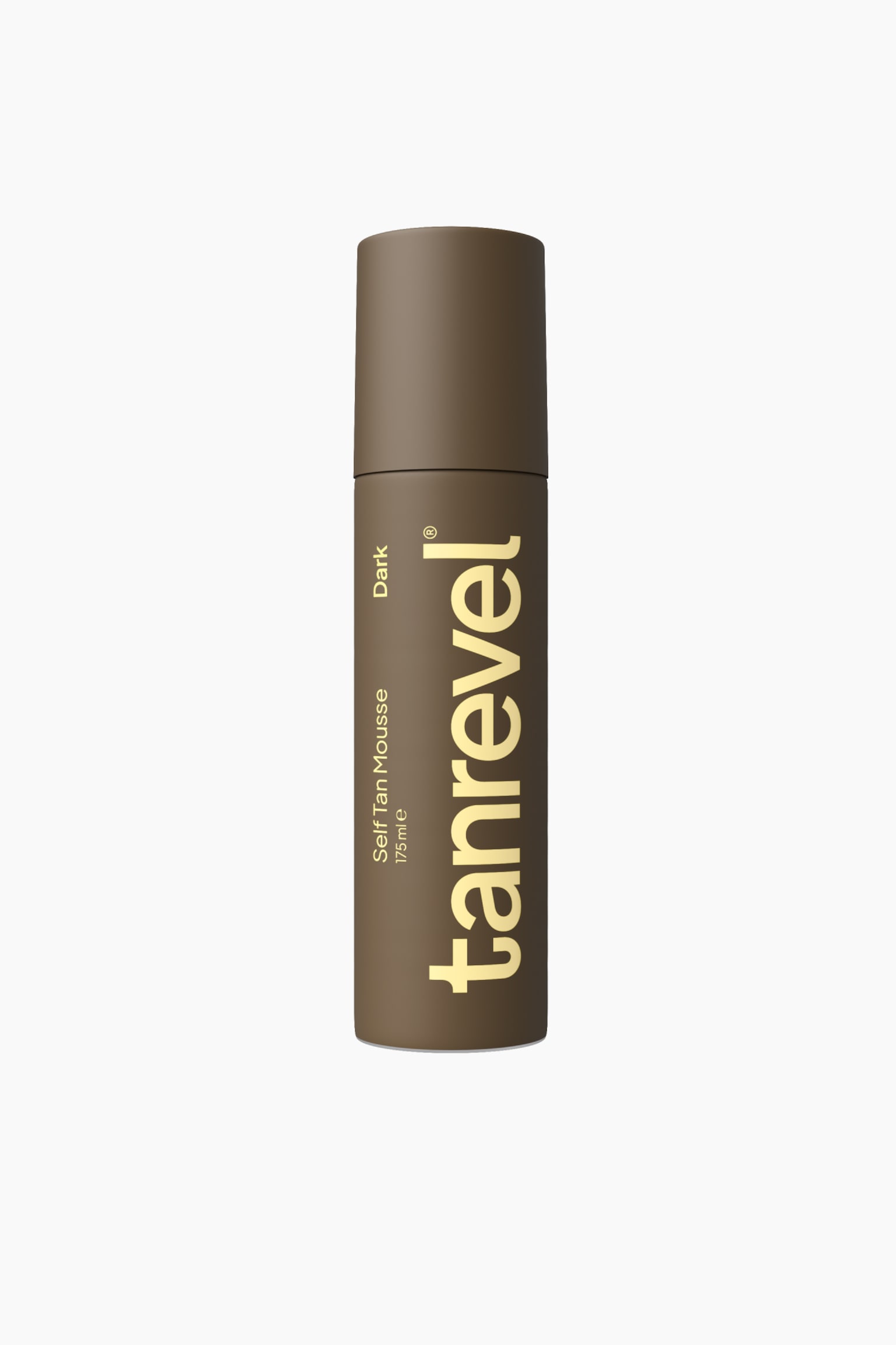 En flaska Tanrevel Self Tan Mousse Dark stÃ¥r upprÃ¤tt och har en cylindrisk, matt brun behÃ¥llare med matchande kork. Den framÃ¥tvÃ¤nda fÃ¶rpackningen visar varumÃ¤rkesnamnet "tanrevel" lodrÃ¤tt i en stor, ljusgul font, tillsammans med mindre vertikal text som lyder "Self Tan Mousse", "175 ml e" och "Dark". - 1