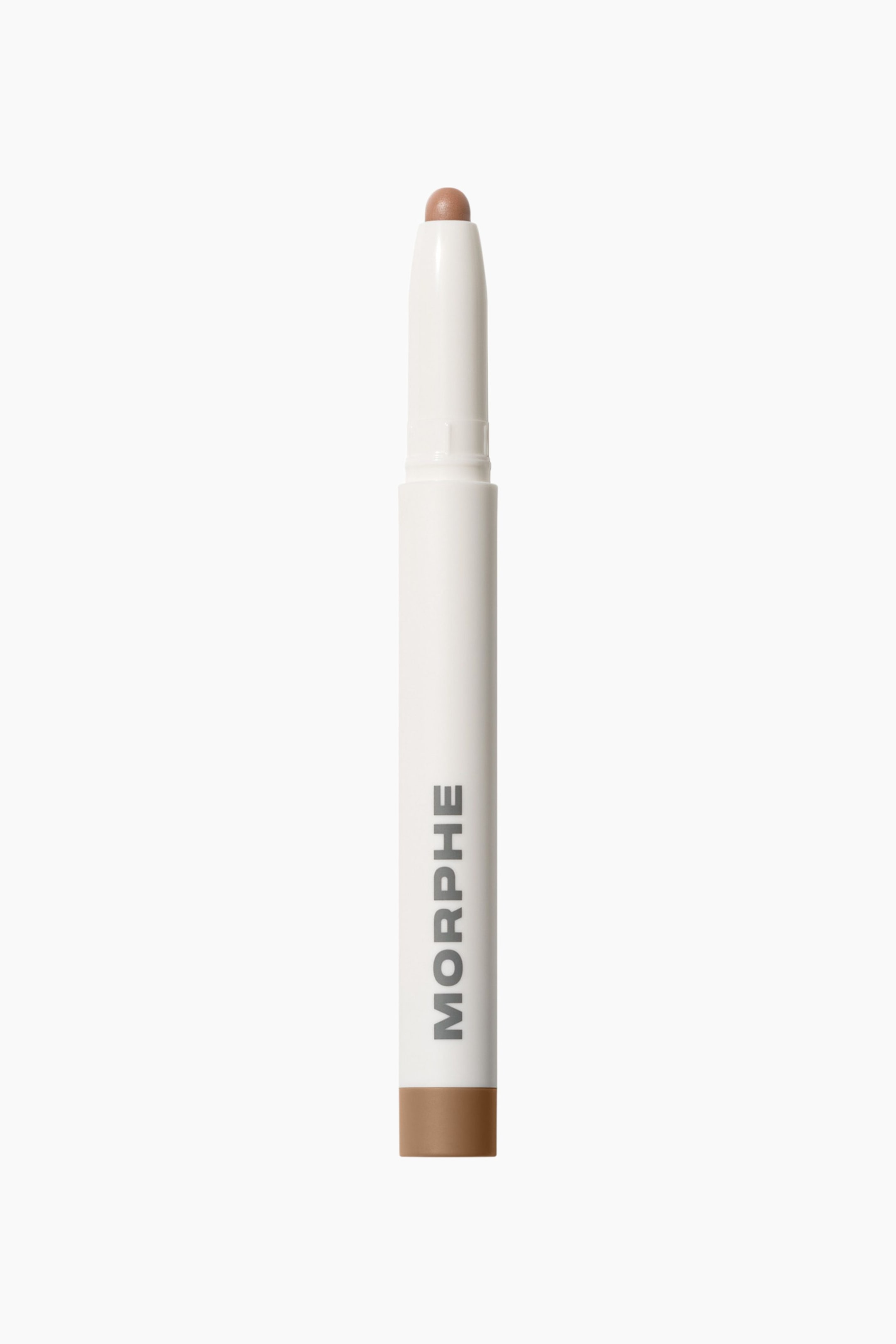 Visa större bild: Morphe Shapelifter Micro Contour Stick står upprätt och visar upp sin slanka, matta vita hylsa med varumärket "MORPHE" tryckt vertikalt i grå bokstäver. Den avtagna toppen avslöjar en liten, rundad konturtipp i ljusbrun krämfärg, medan basen har ett brun band i matchande färg.