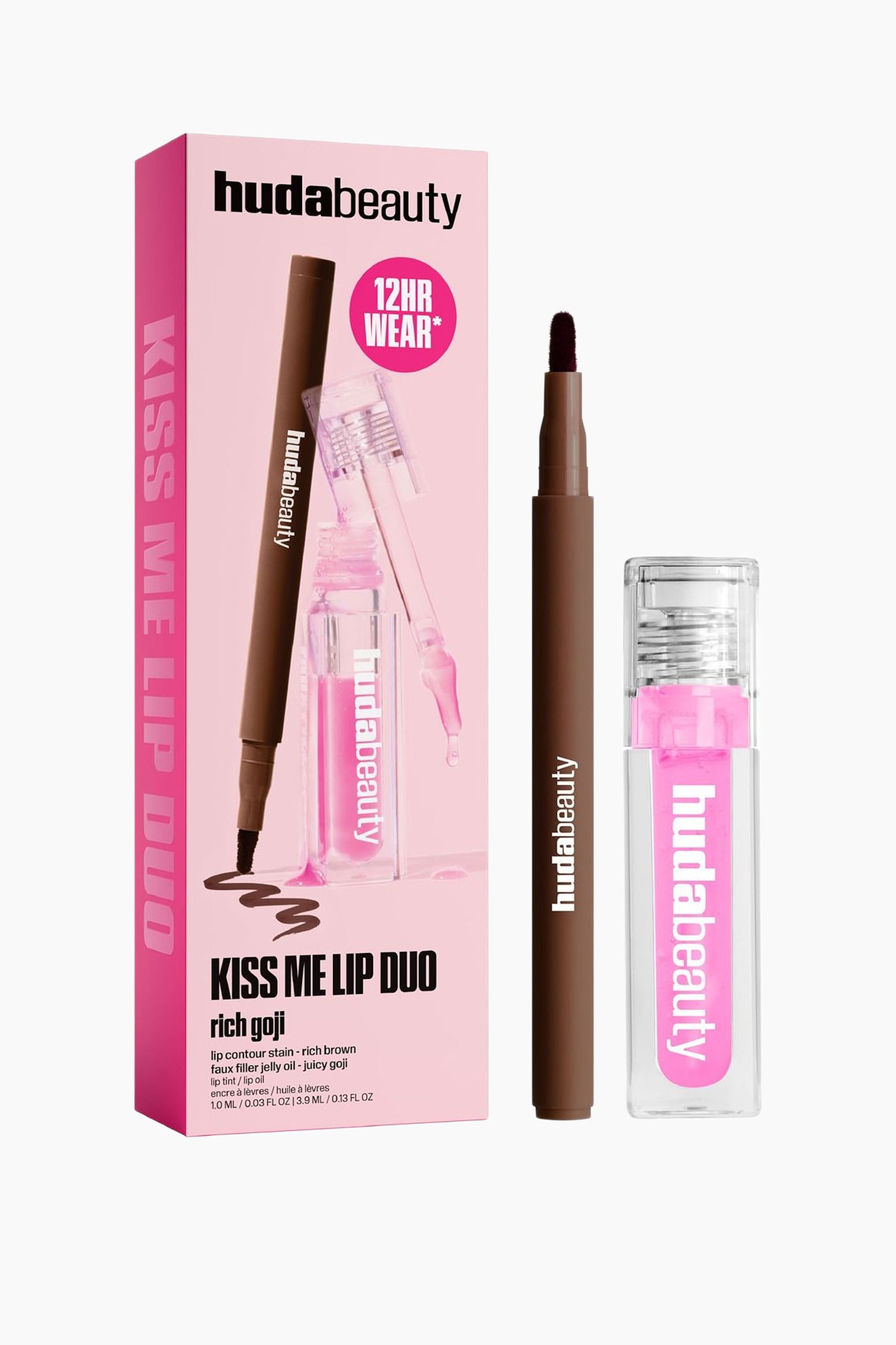 Visa större bild: Kiss Me Lip Duo Set står upprätt och visar upp sin rosa rektangulära förpackningslåda tillsammans med en brun lip stain-penna med en synlig filtspets och en genomskinlig flaska med klarrosa lip oil. Båda sminkprodukterna har vertikal vit branding som matchar logotypen på lådan.