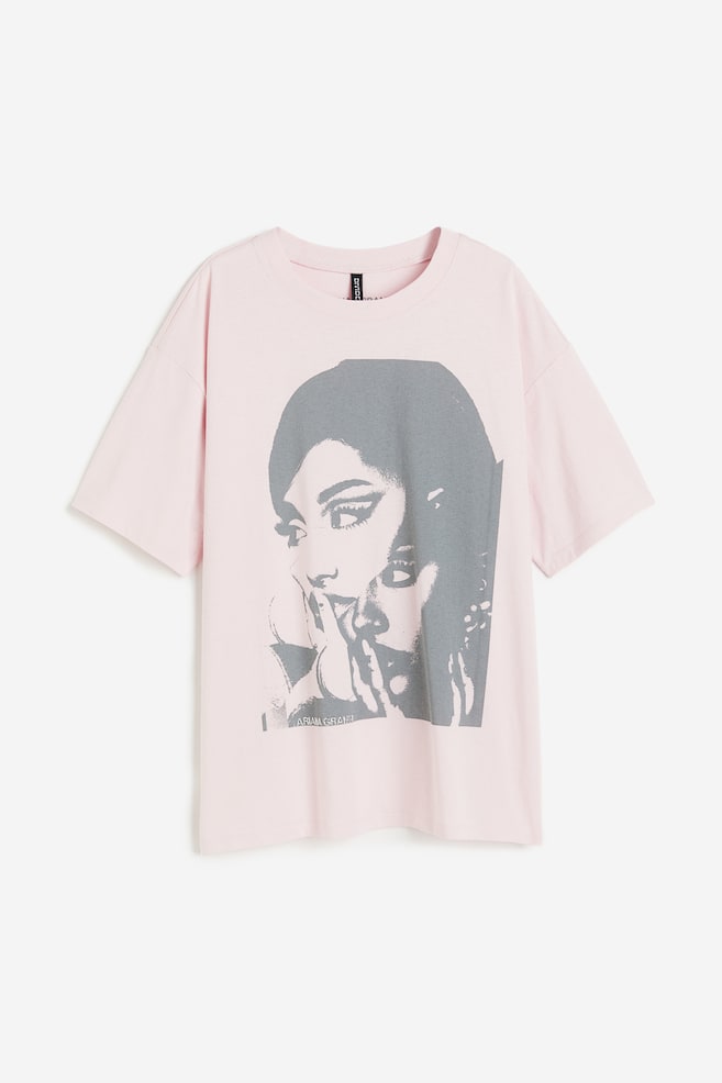 Boxy T-shirt med tryk - Lys rosa /Ariana Grande/Sort/Ariana Grande/Creme/Ariana Grande - 2