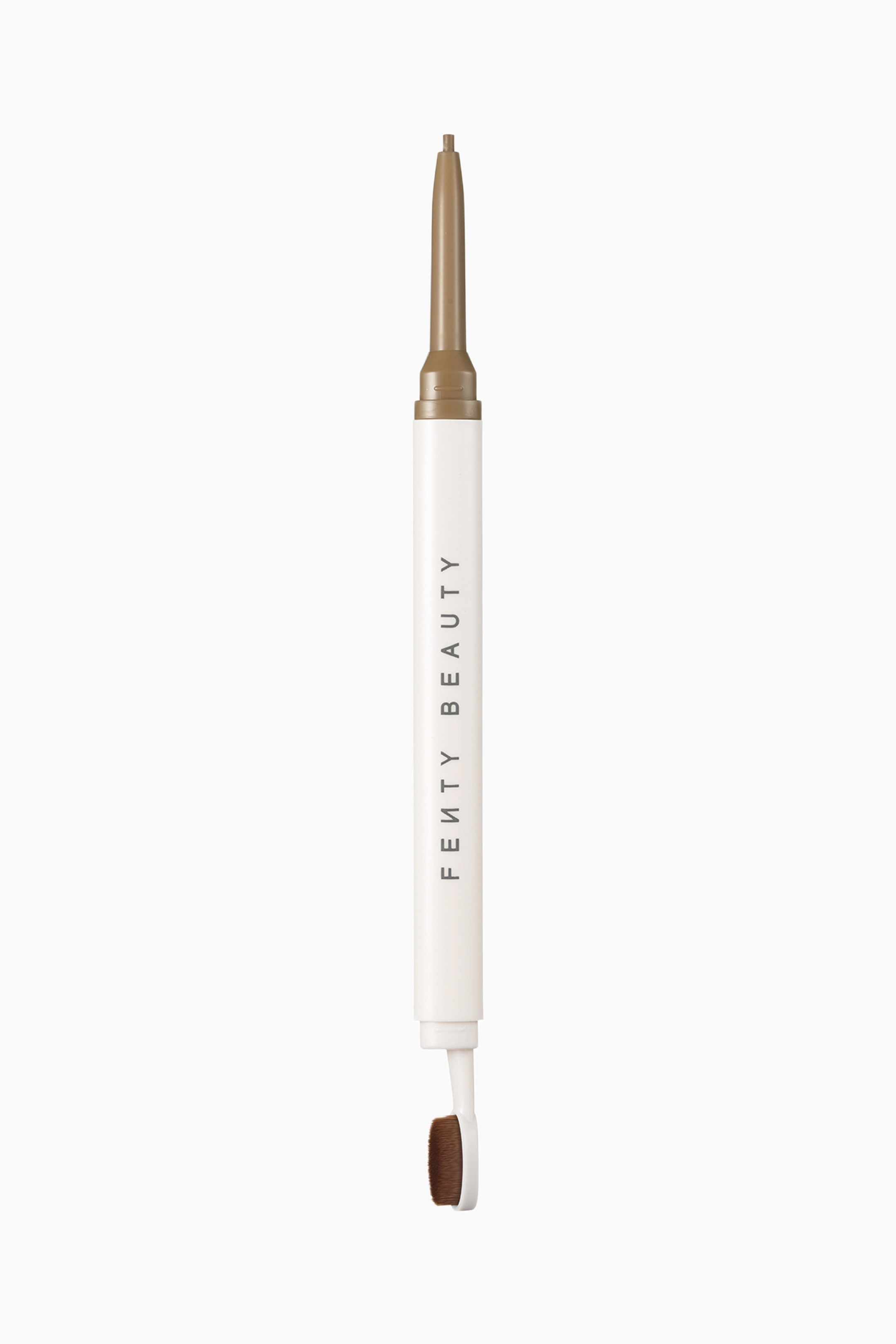 Visa större bild: Brow Mvp Ultra Fine Brow Pencil & Styler visas vertikalt och har en vit cylindrisk kropp med varumärket ”FENTY BEAUTY” tryckt vertikalt. Övre änden visar en fin, ljusbrun utdragbar pennspets, medan den nedre änden visar en liten, paddelformad stylingsborste med täta bruna borst.