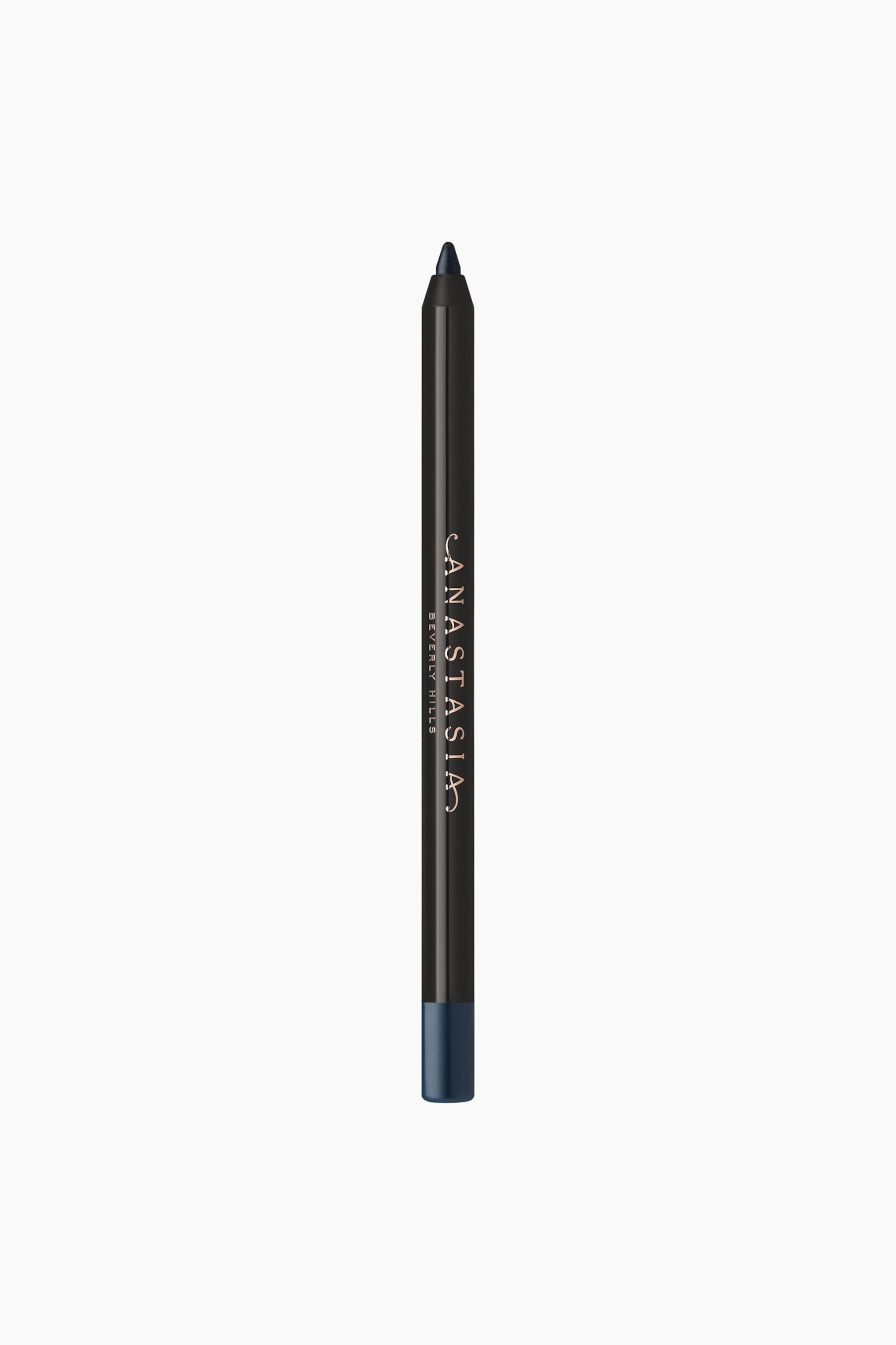 Näytä suurempi kuva: Eyeliner-kynä seisoo pystysuorassa, ja siinä on tyylikäs musta sylinterimäinen runko, jonka sivulla on kultainen bränditeksti. Kynässä näkyy ylhäällä teroitettu tummansininen kärki ja alhaalla sitä vastaava tummansininen pääty.