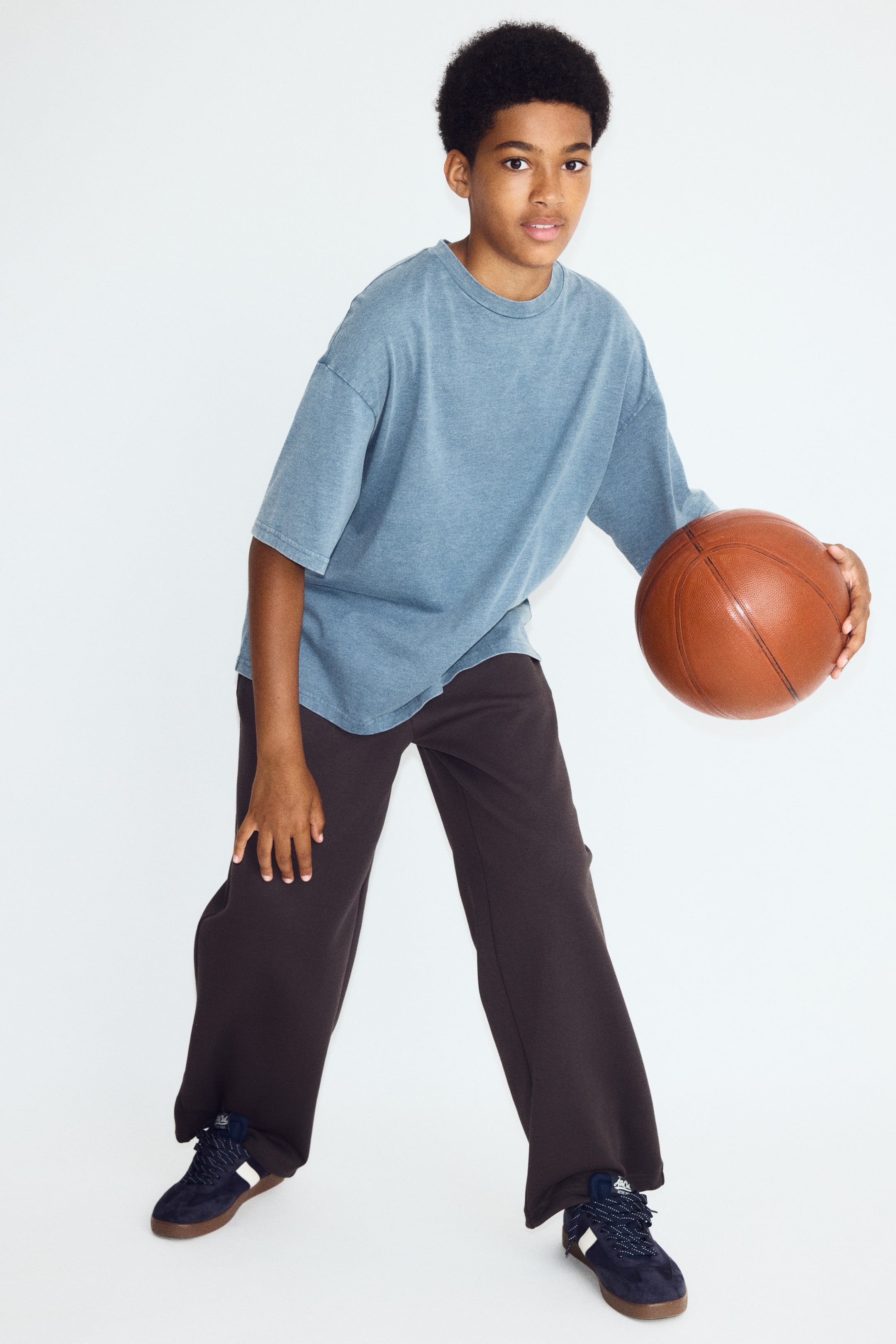 Loose-Fit Sports Joggers with DryMove™
