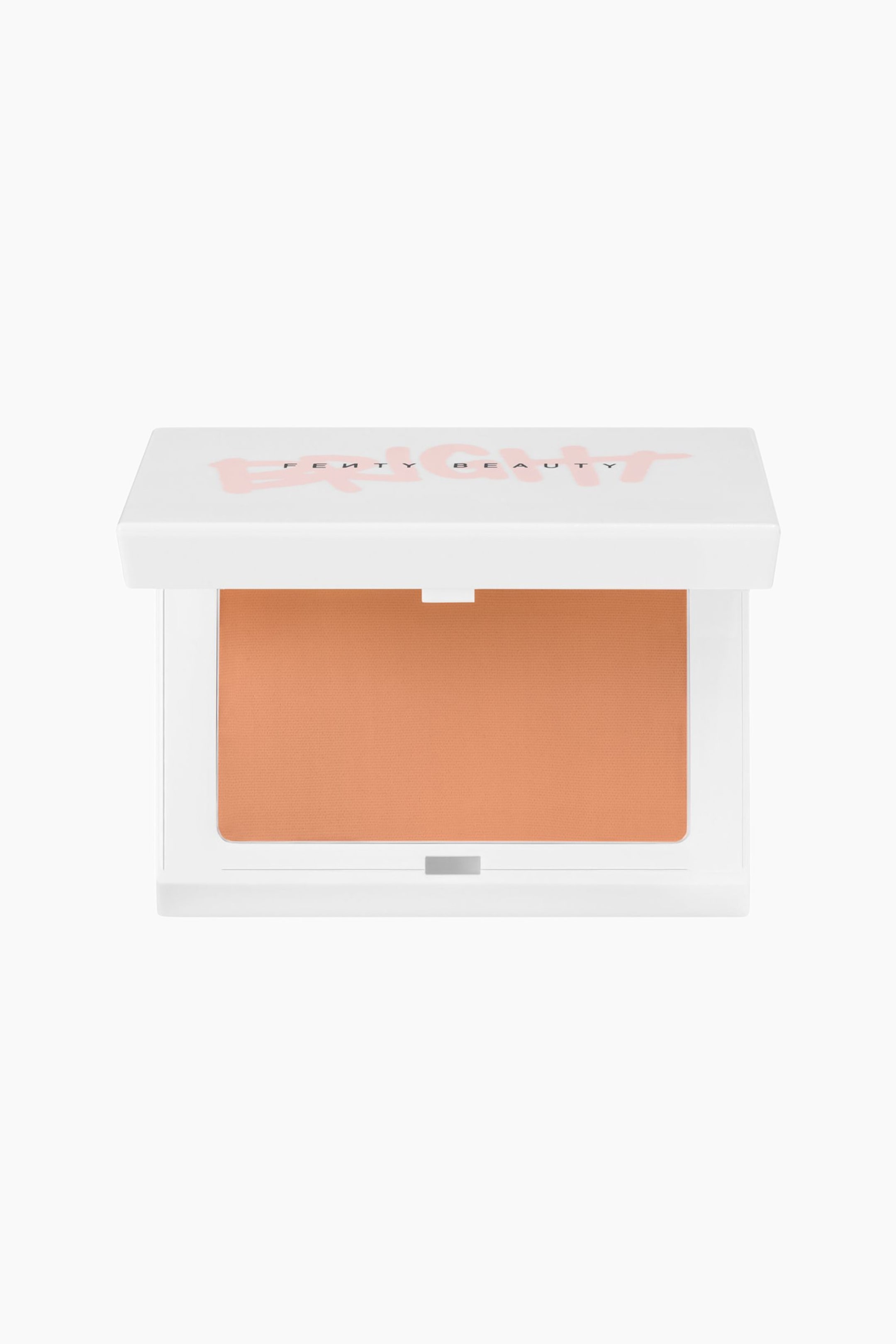 Visa större bild: Bright Fix Instant Brightening + Blurring Powder står öppet i en framifrån-vy och visar en rektangulär pan med persikotonat pressat puder. Det vita compact-fodralet har ett delvis uppfällt lock med varumärkesnamnet "FENTY BEAUTY" tryckt i svart över en ljusrosa grafisk detalj.