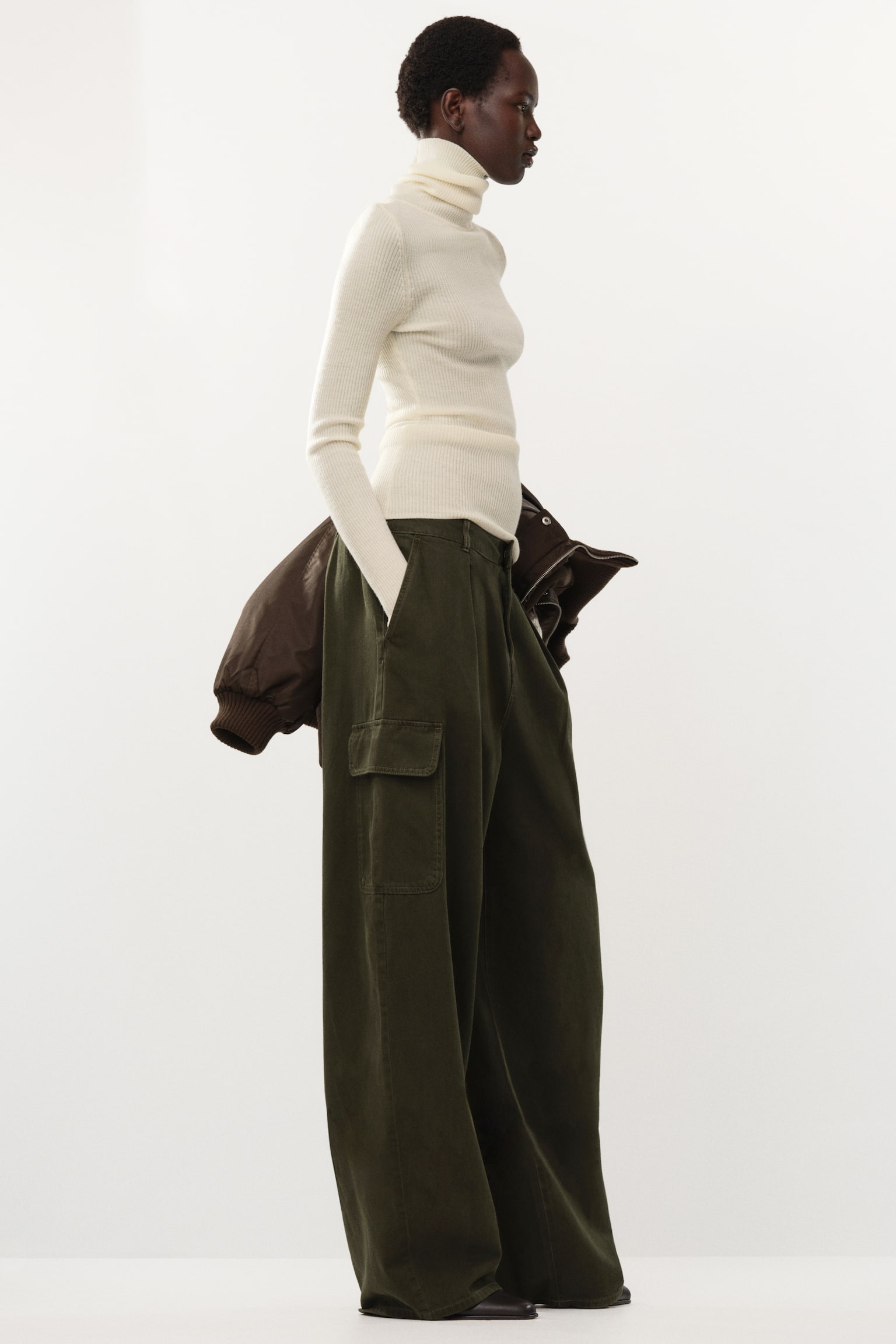 Женские джинсы H&M Barrel Regular Waist, цвет: Тёмный хаки зелёный — фото 4