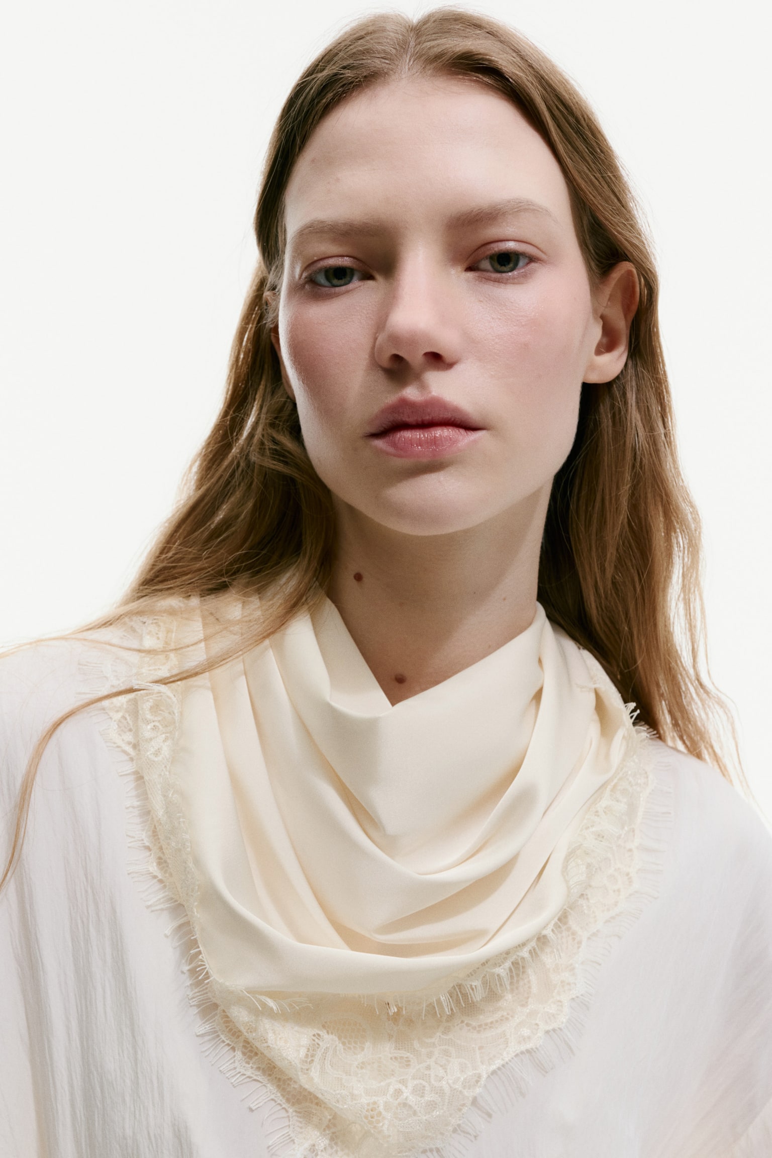 צעיף משולש עם עיטור תחרה - קרם/שחור/חום כהה - 1