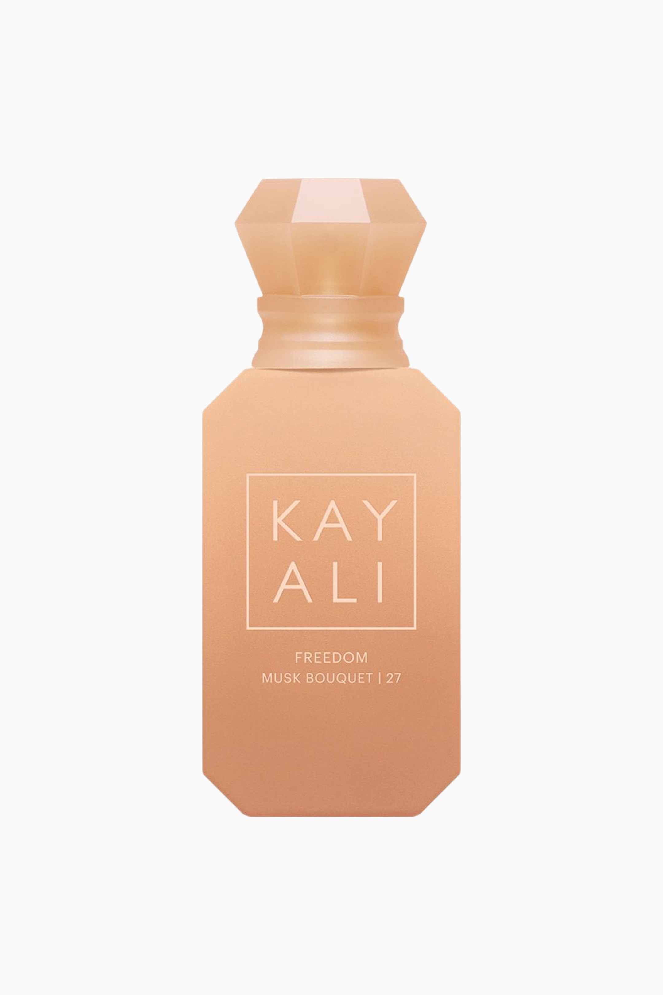 Vis større bilde: En parfymeflaske står rett frem, med en rektangulær kropp med skrå bunnhjørner og en frostet gradientfinish fra lys fersken til oransje-nude. Den er toppet med en gjennomsiktig, fasettert, diamantformet kork og viser "KAY ALI FREEDOM MUSK BOUQUET | 27" i hvit tekst på forsiden.