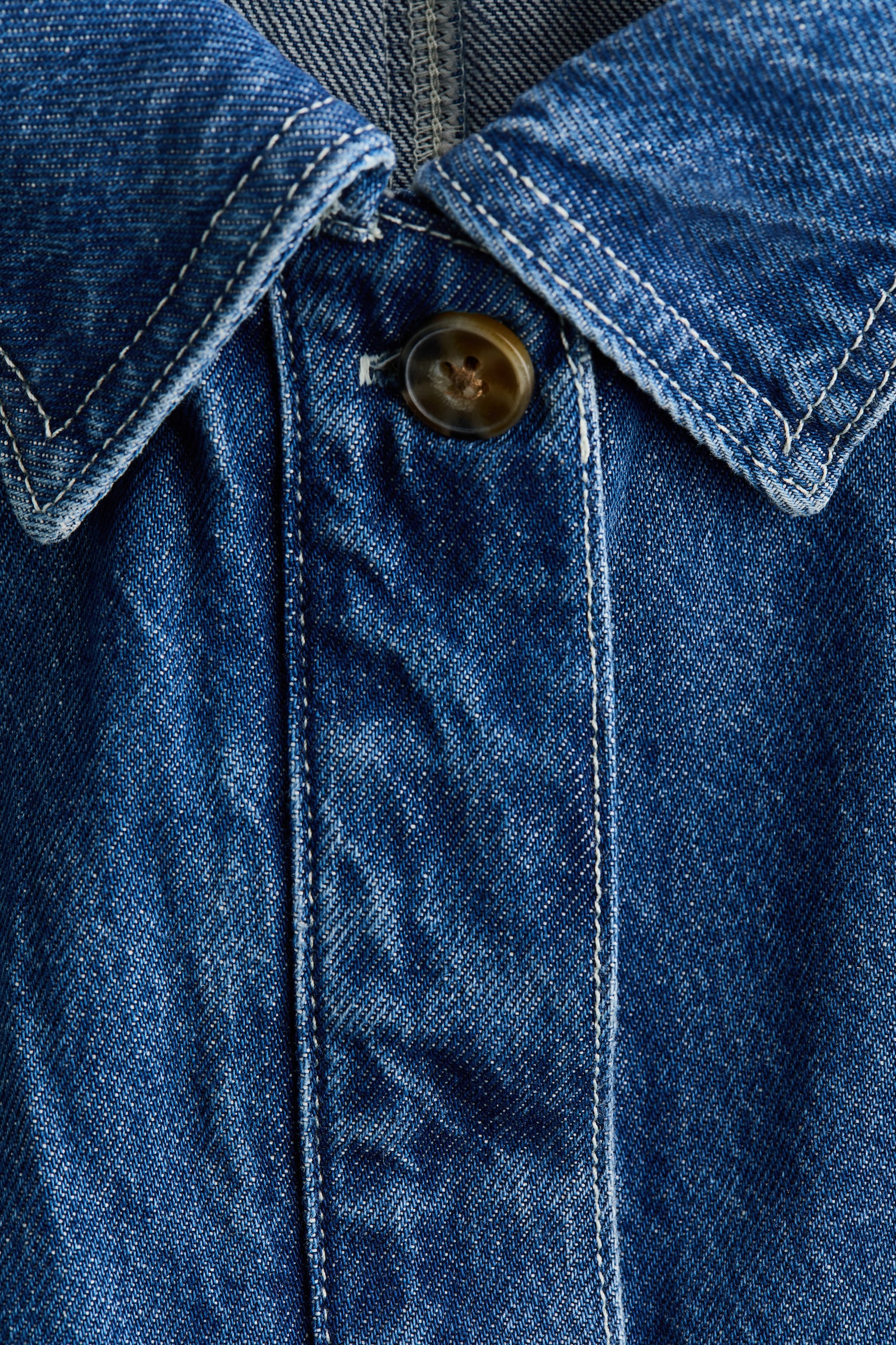 Женская рубашка H&M Pleated Denim Shirt, цвет: Джинсовый синий — фото 7