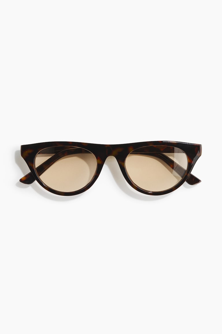 MCM Tortoiseshell Cat Eye Sunglasses with Dark Lenses & Hard Case Amazon.com: MCM Cat Eye Sunglasses MCM704SL 003 Black/Cognac  main image 4